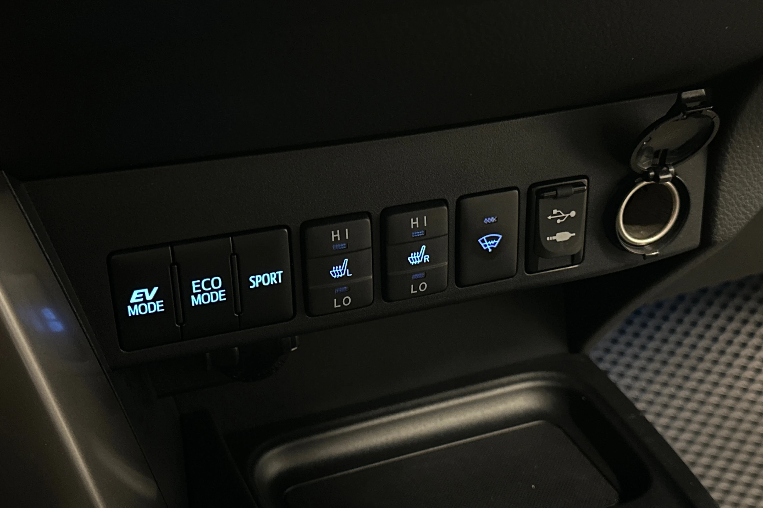 valkoinen Toyota RAV4 2019 kuva 27.