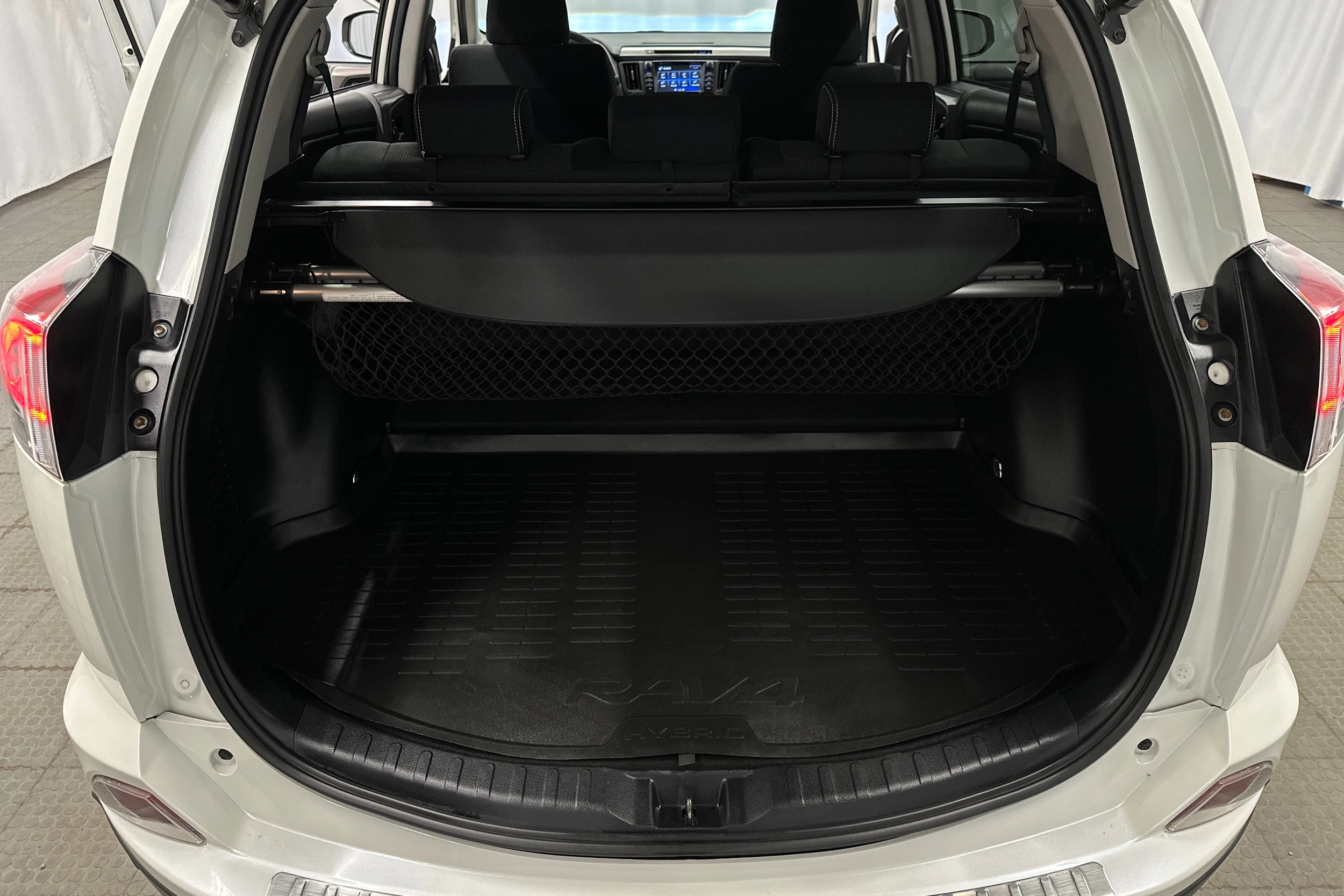 valkoinen Toyota RAV4 2019 kuva 30.