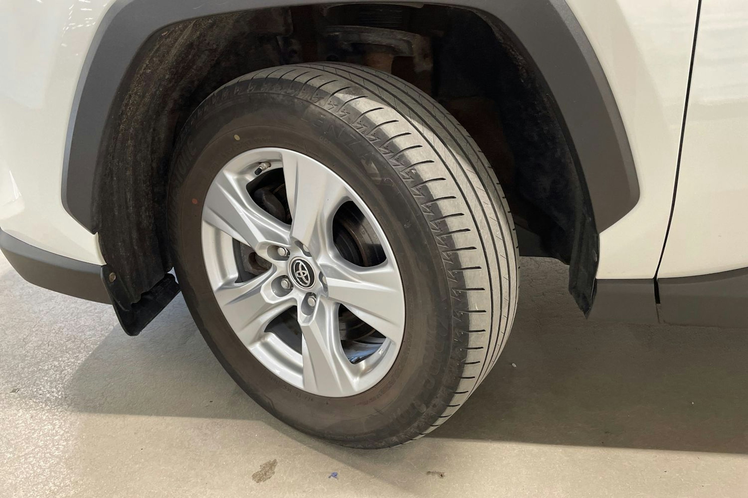 Valkoinen Toyota RAV4 2019 kuva 12.