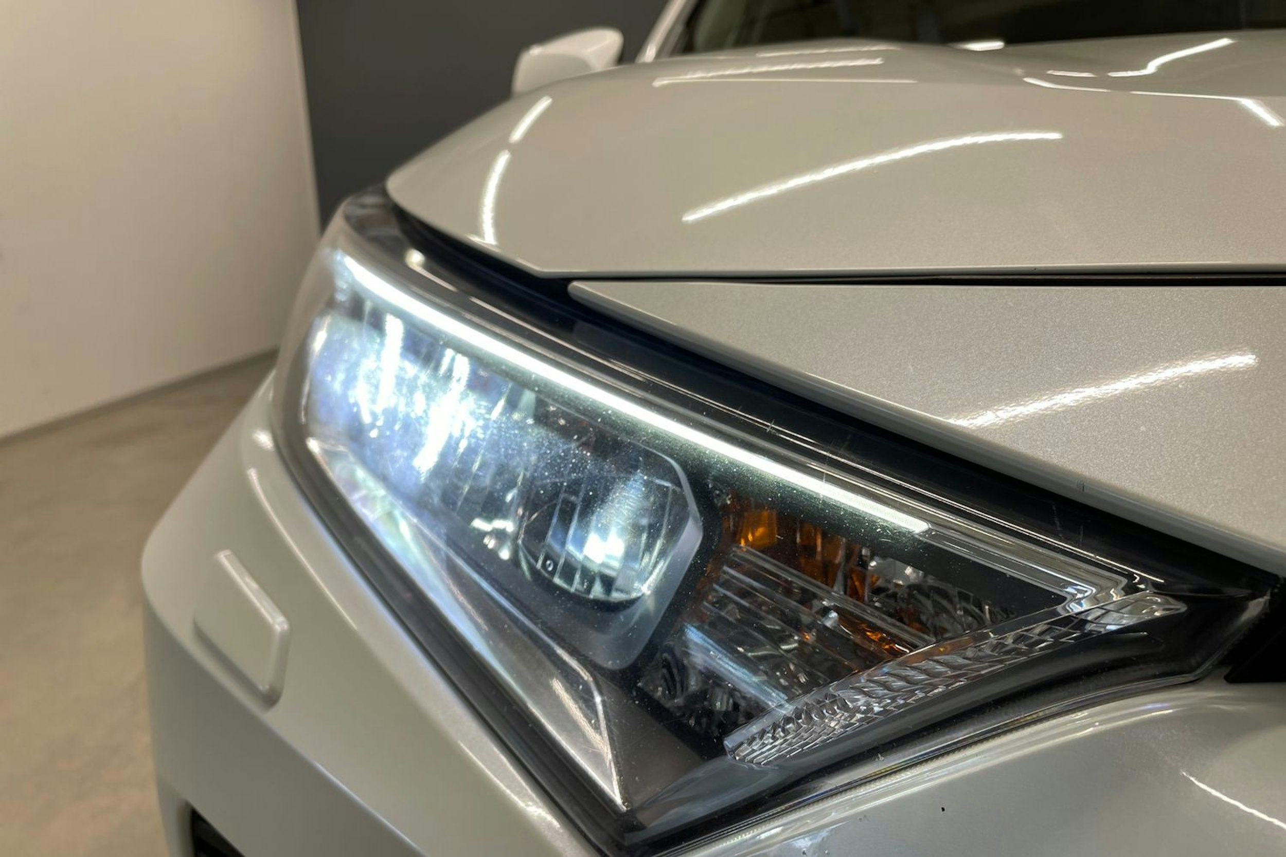 Valkoinen Toyota RAV4 2019 kuva 13.