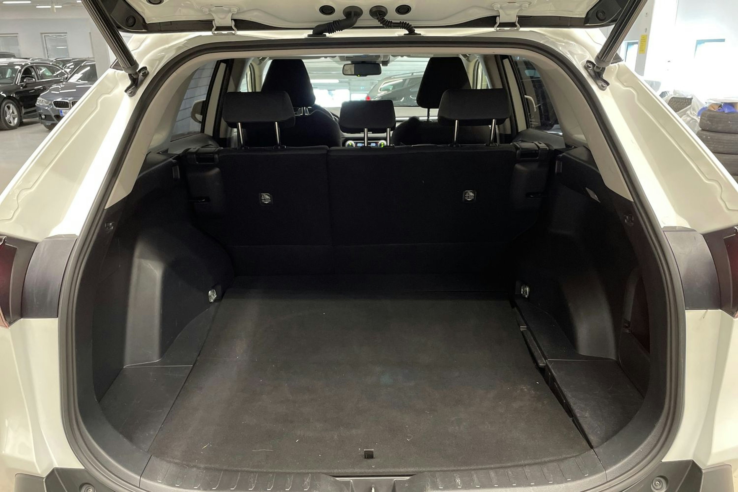 Valkoinen Toyota RAV4 2019 kuva 14.