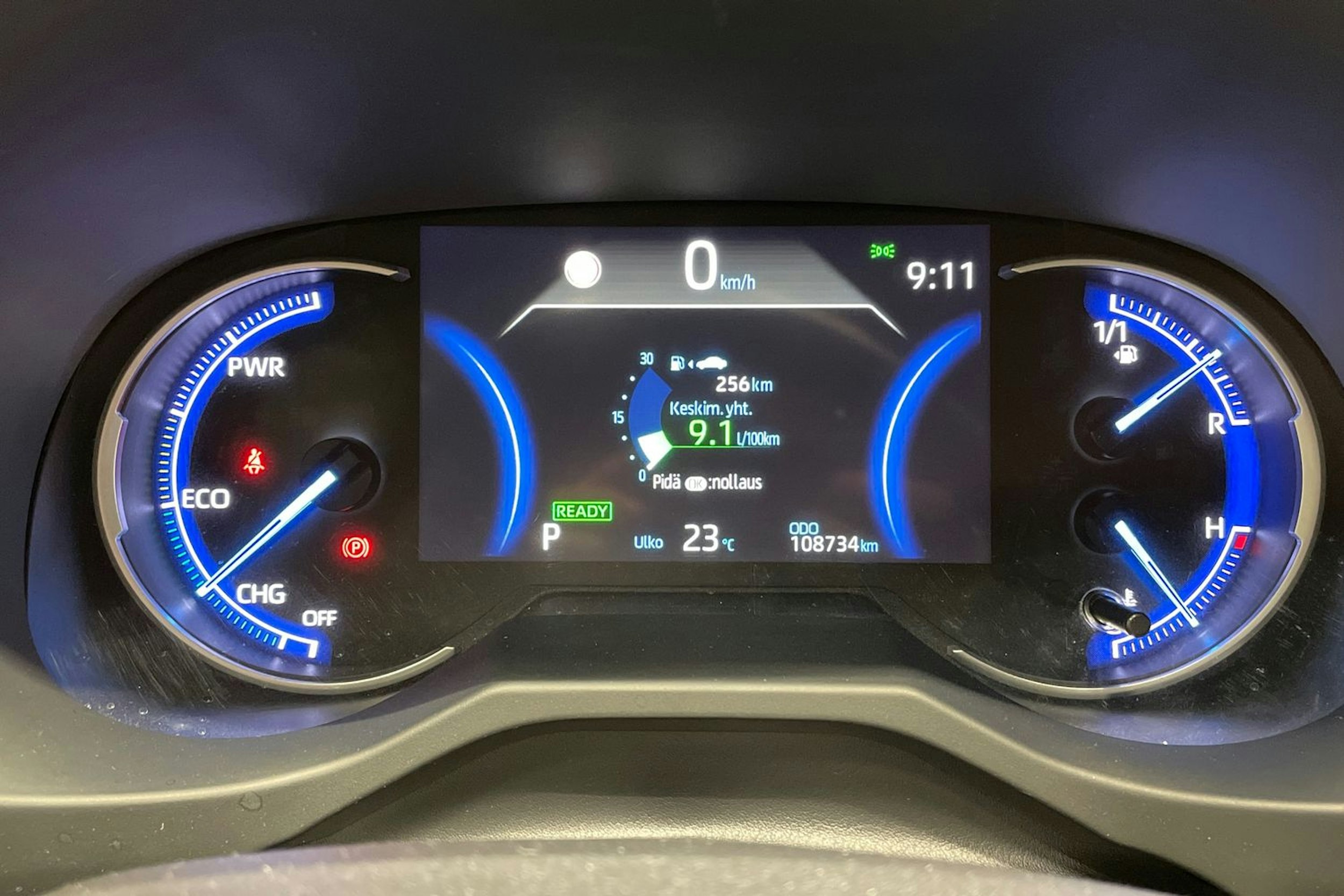 Valkoinen Toyota RAV4 2019 kuva 15.
