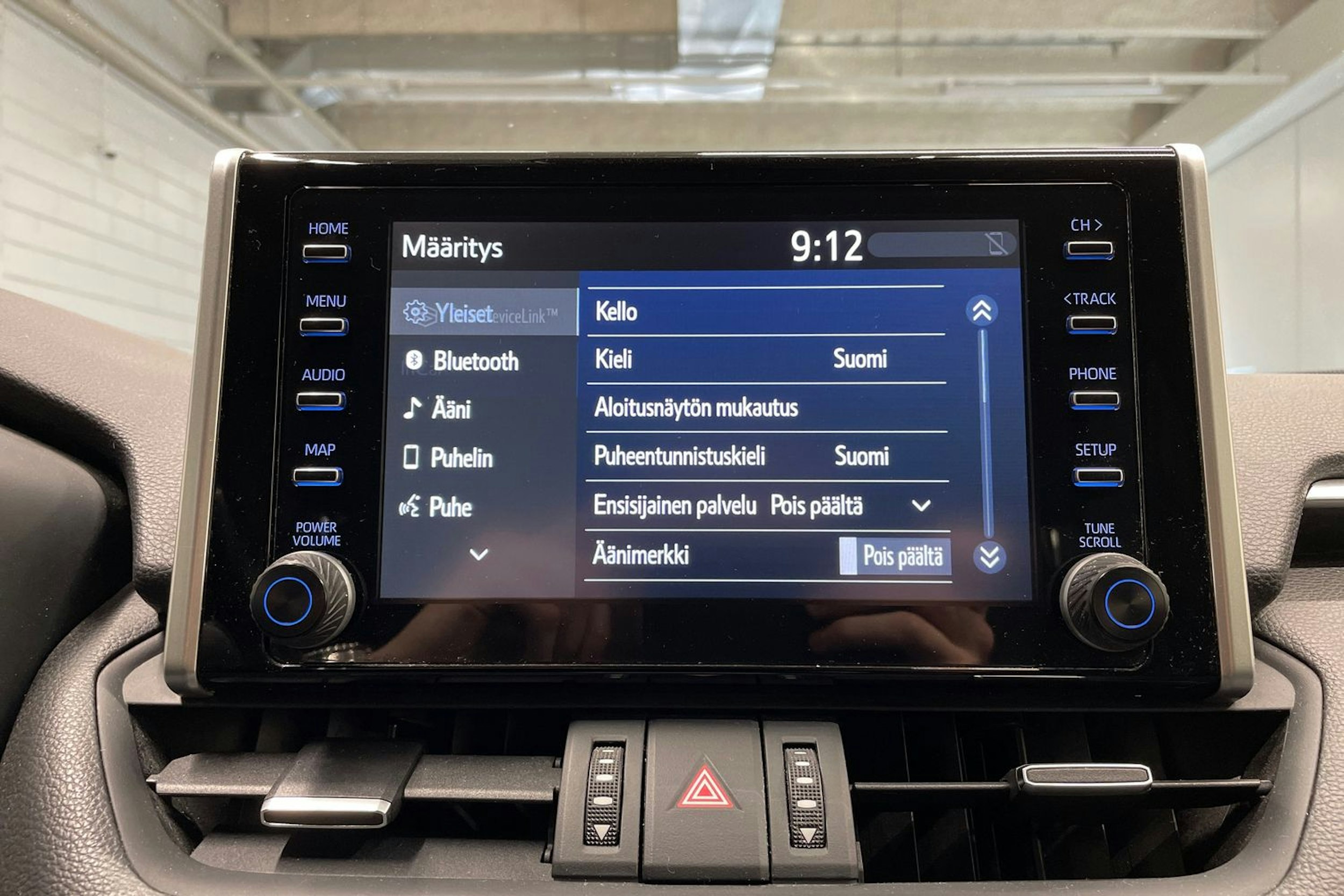 Valkoinen Toyota RAV4 2019 kuva 18.
