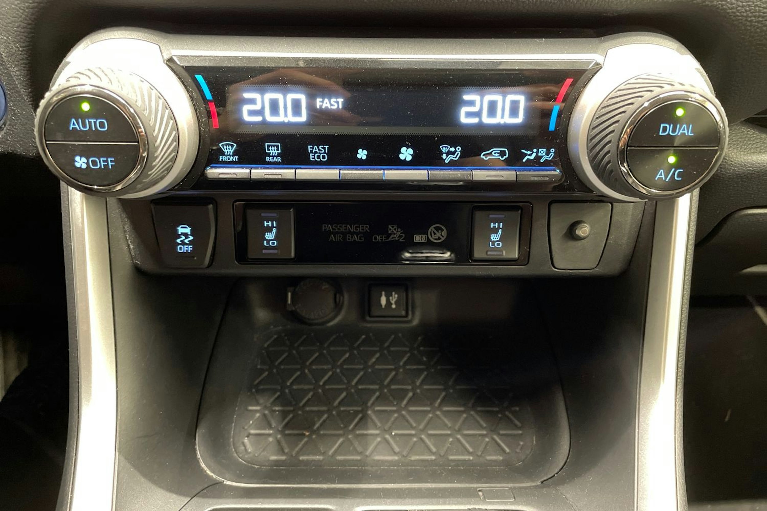 Valkoinen Toyota RAV4 2019 kuva 20.