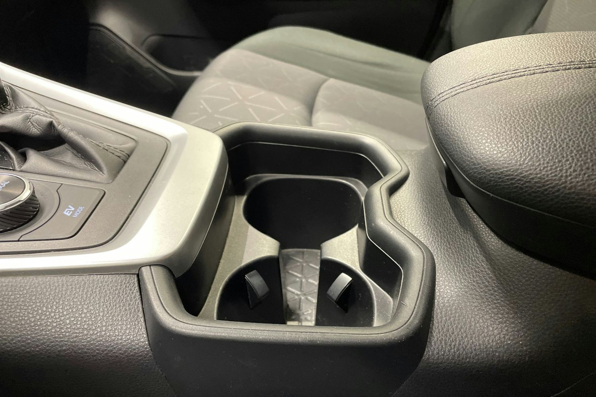 Valkoinen Toyota RAV4 2019 kuva 22.