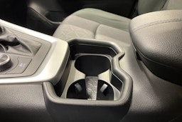 Valkoinen Toyota RAV4 2019 kuva 22.