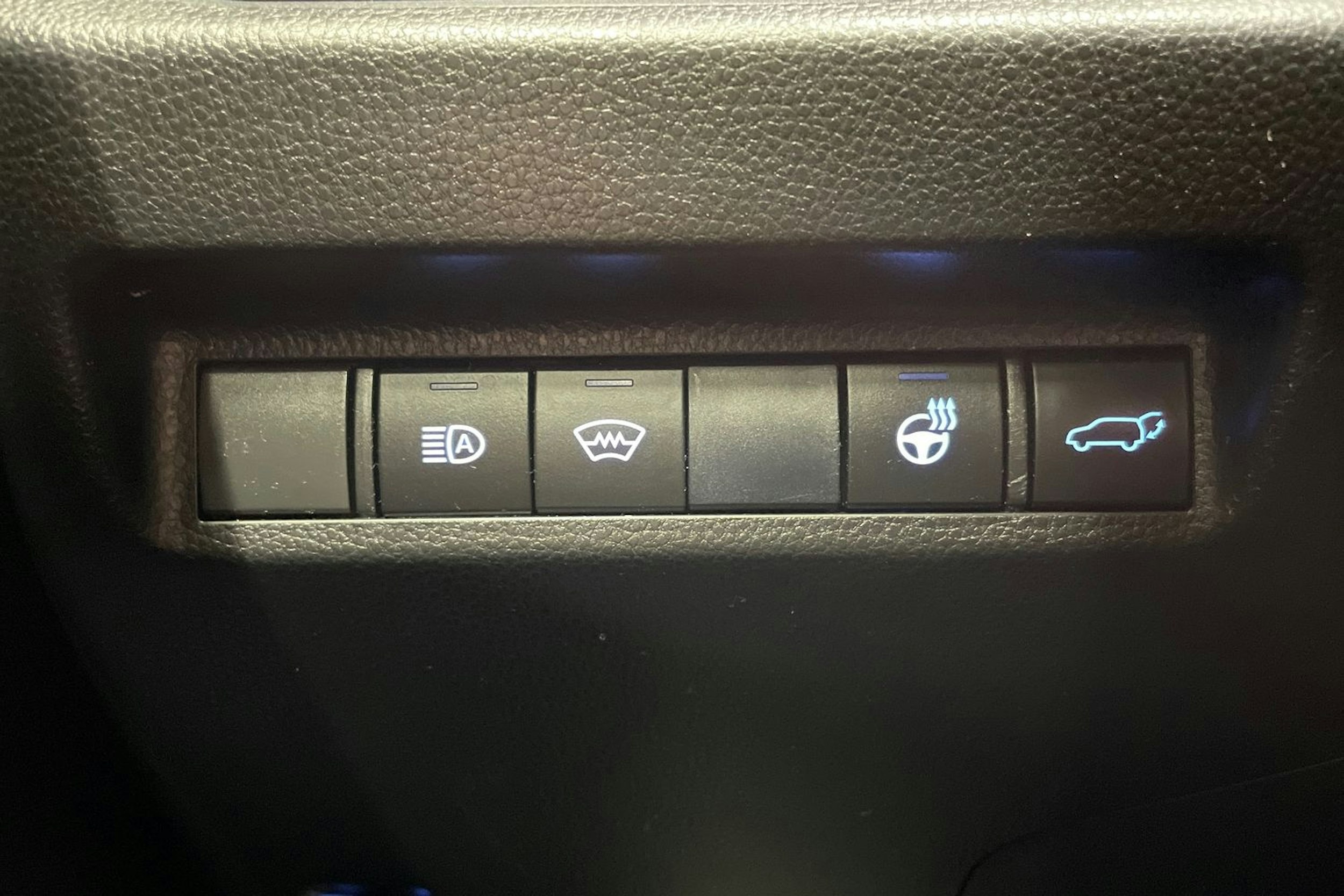 Valkoinen Toyota RAV4 2019 kuva 23.