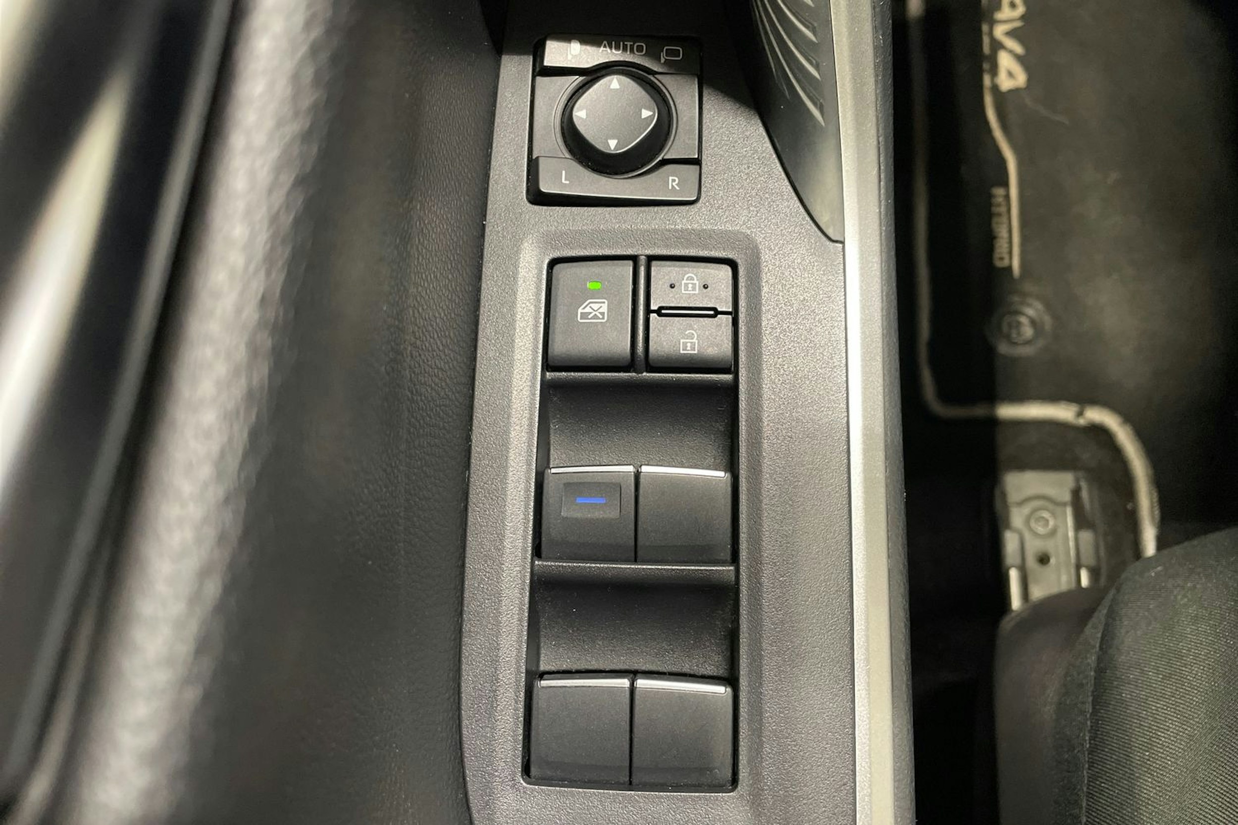 Valkoinen Toyota RAV4 2019 kuva 25.