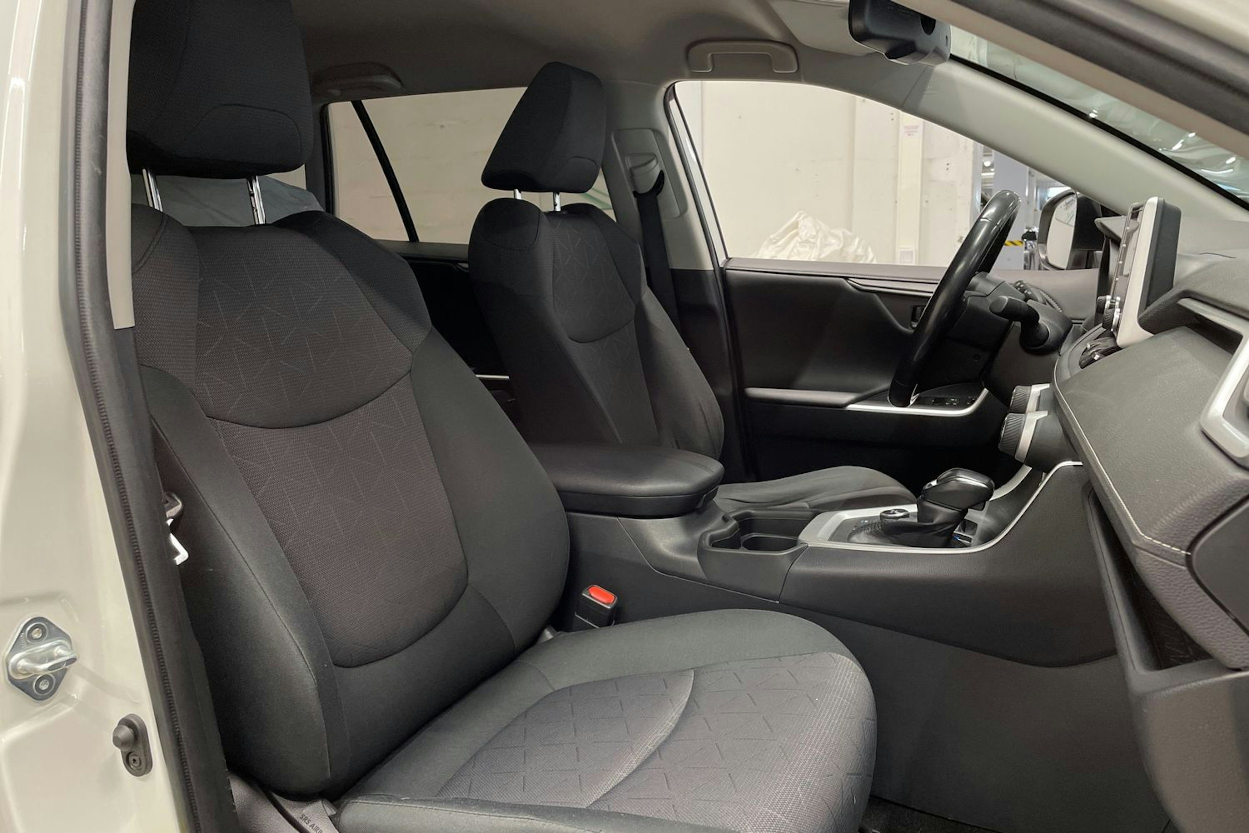 Valkoinen Toyota RAV4 2019 kuva 28.