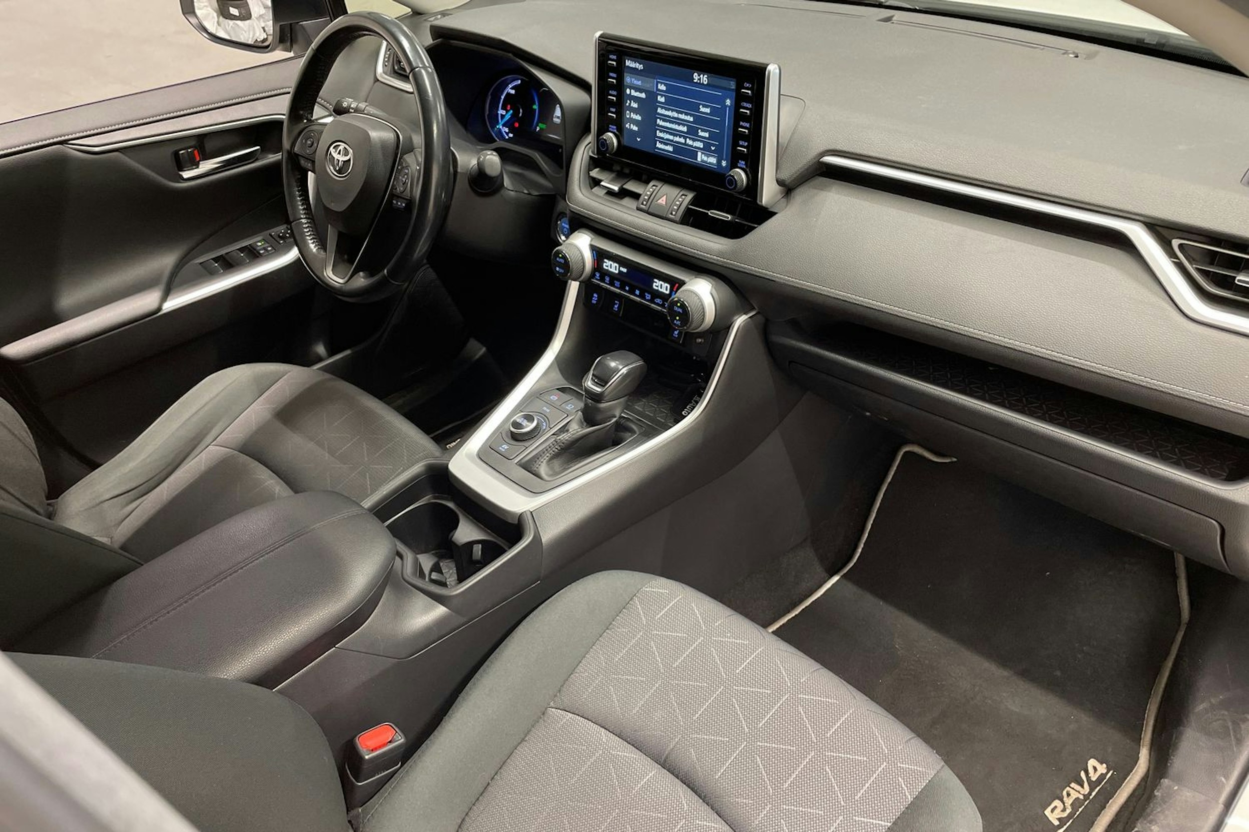 Valkoinen Toyota RAV4 2019 kuva 29.