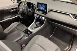 Valkoinen Toyota RAV4 2019 kuva 29.