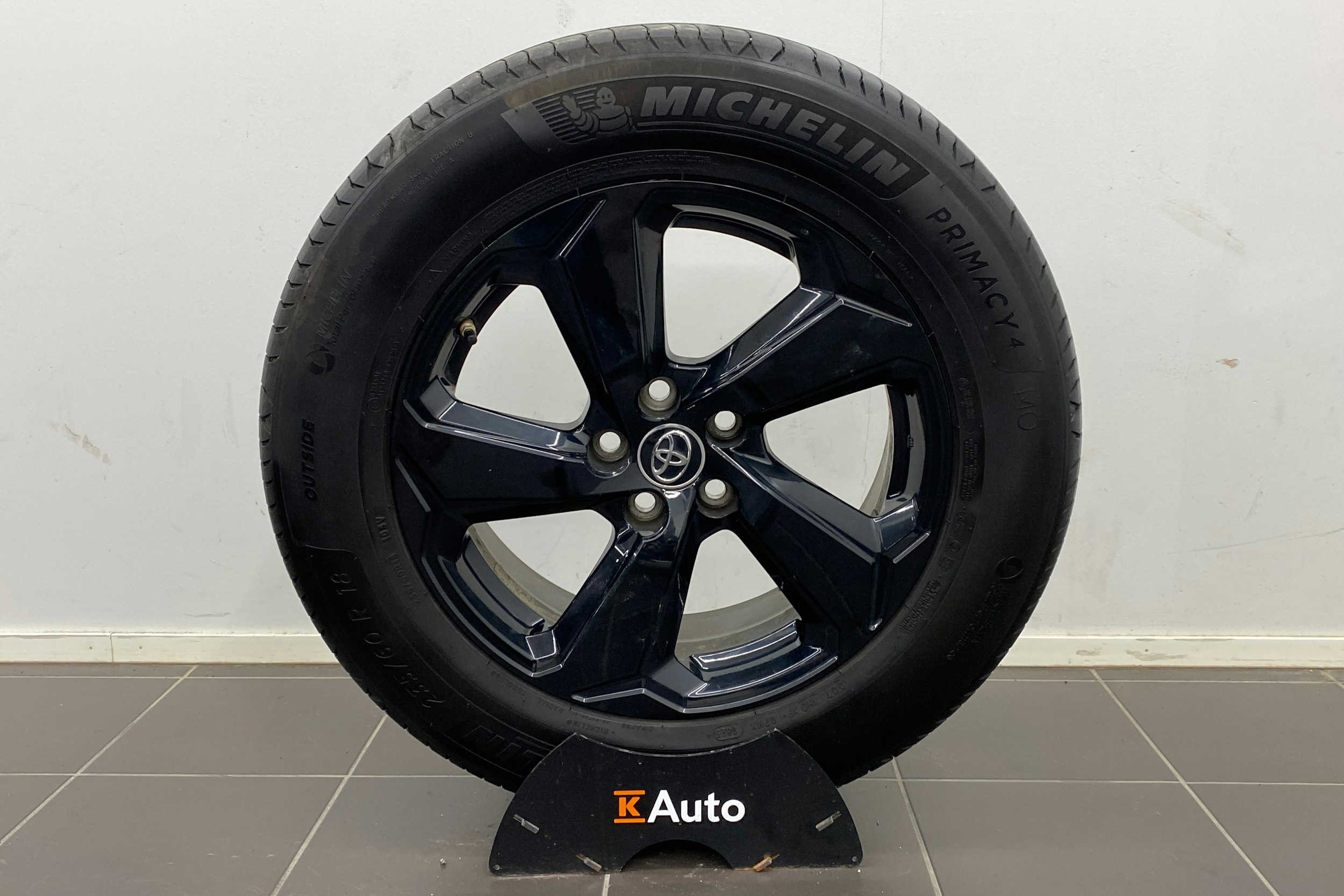 Harmaa Toyota RAV4 2019 kuva 13.