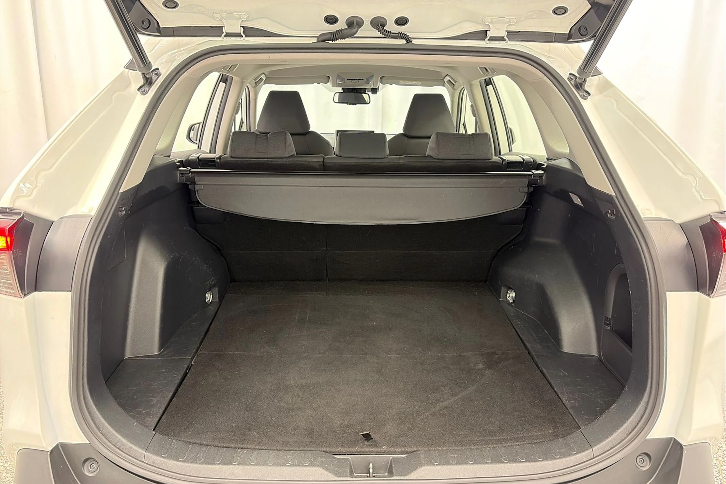 valkoinen Toyota RAV4 2019 kuva 11.