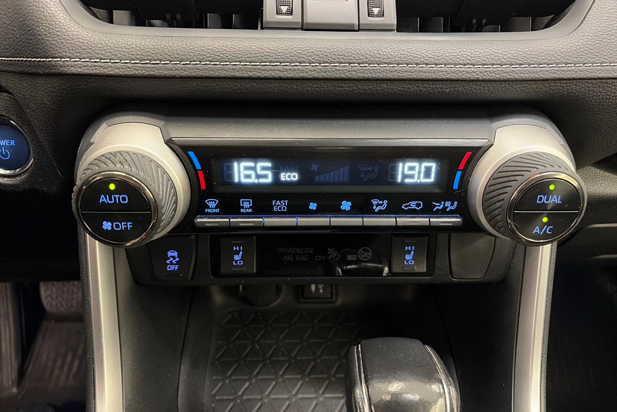 valkoinen Toyota RAV4 2019 kuva 21.
