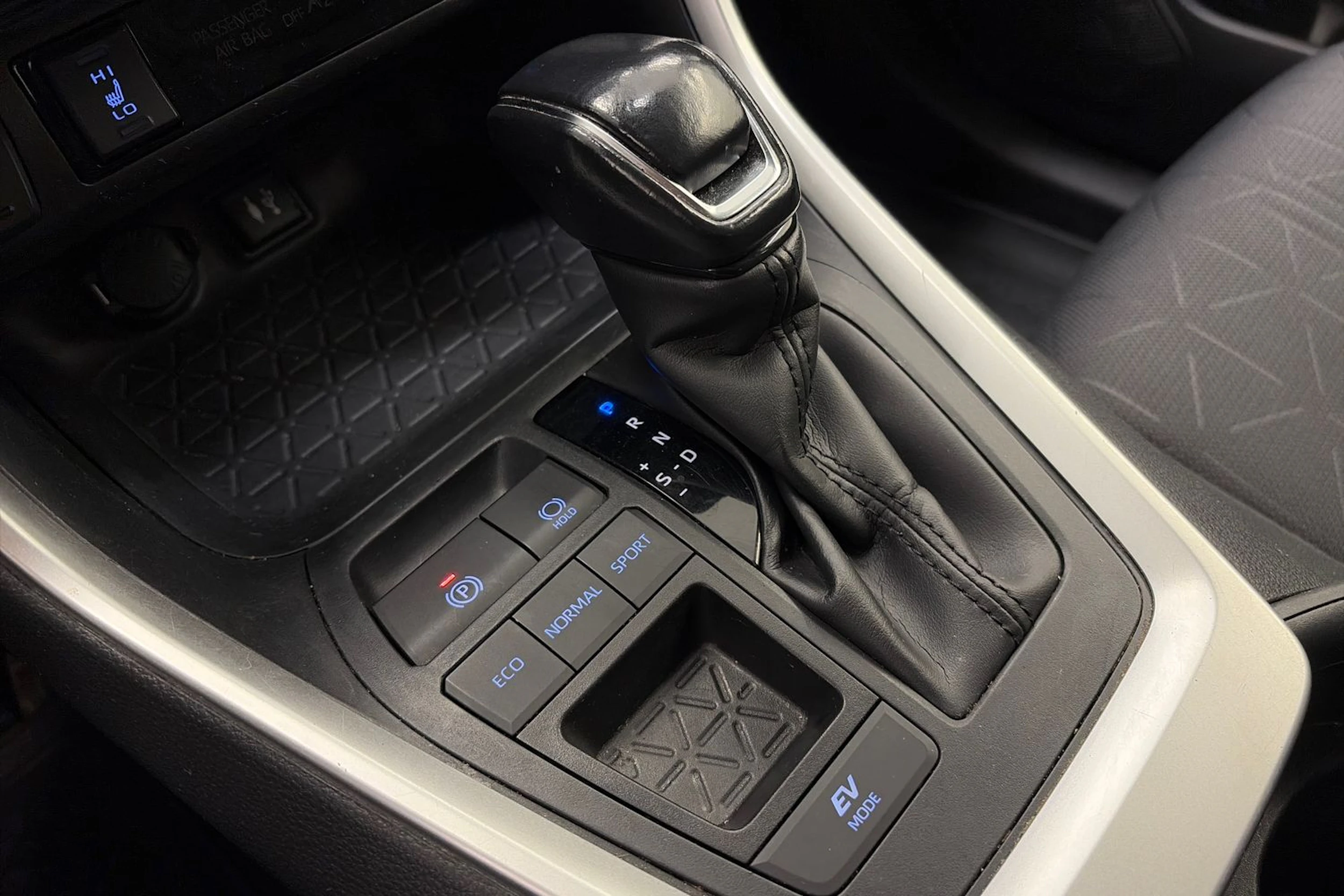 valkoinen Toyota RAV4 2019 kuva 22.