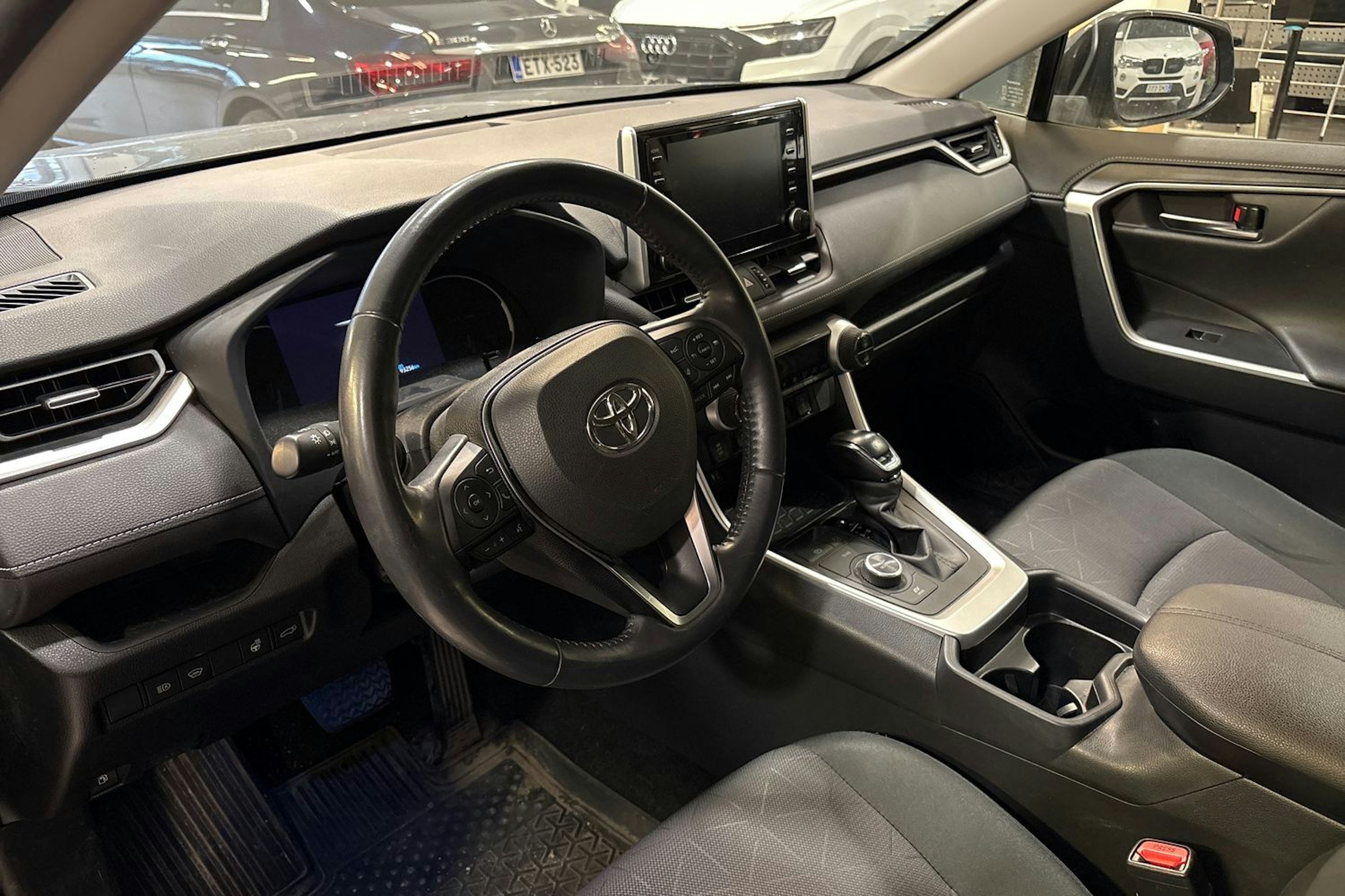 harmaa Toyota RAV4 2019 kuva 3.