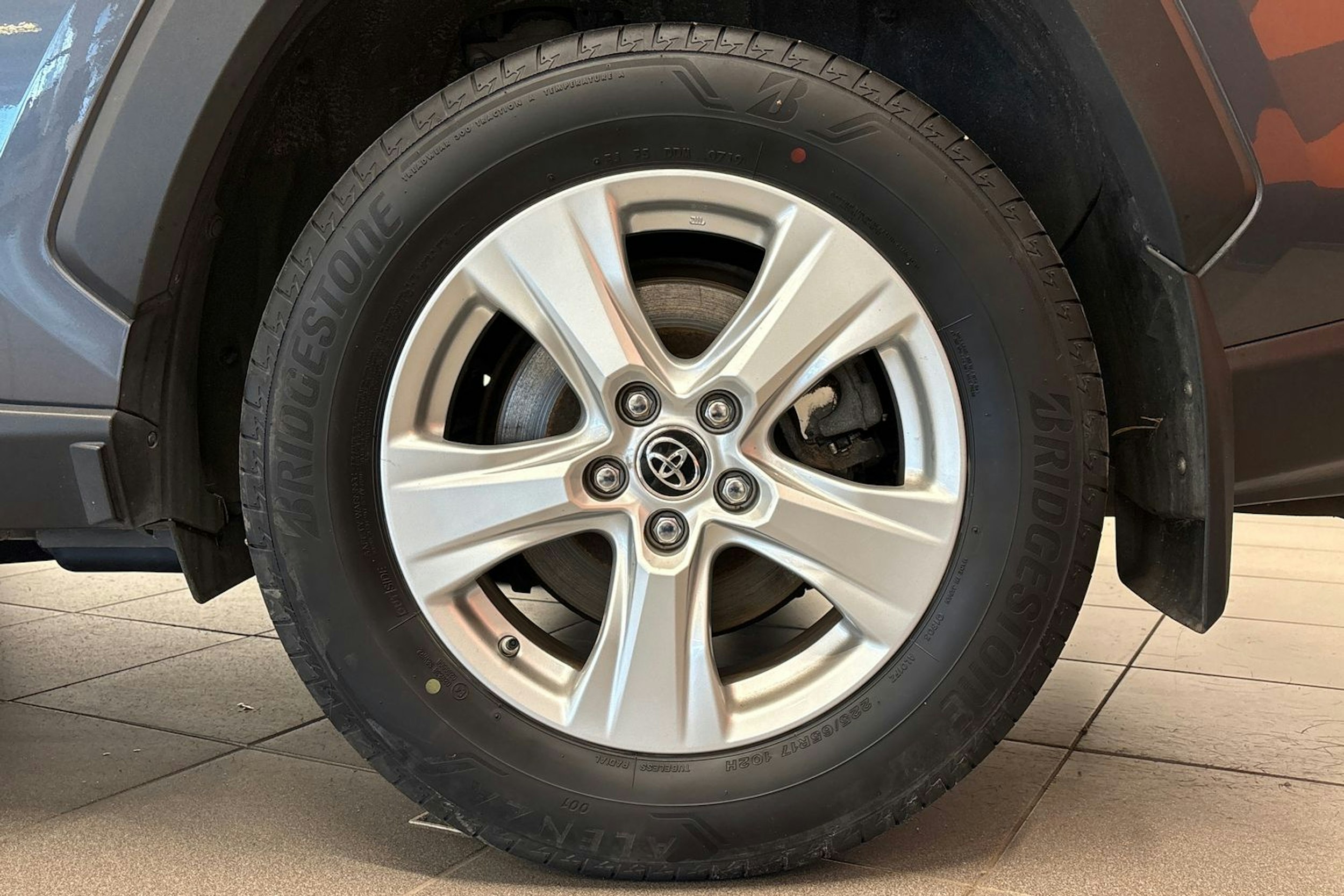 harmaa Toyota RAV4 2019 kuva 11.