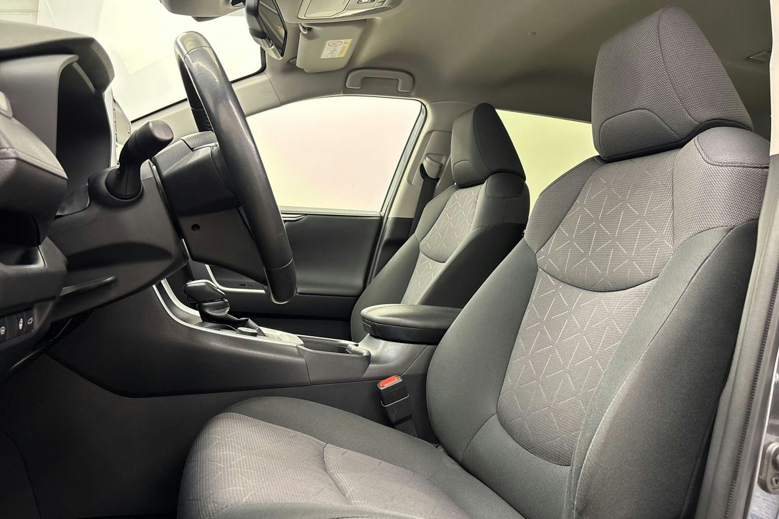 harmaa Toyota RAV4 2019 kuva 14.