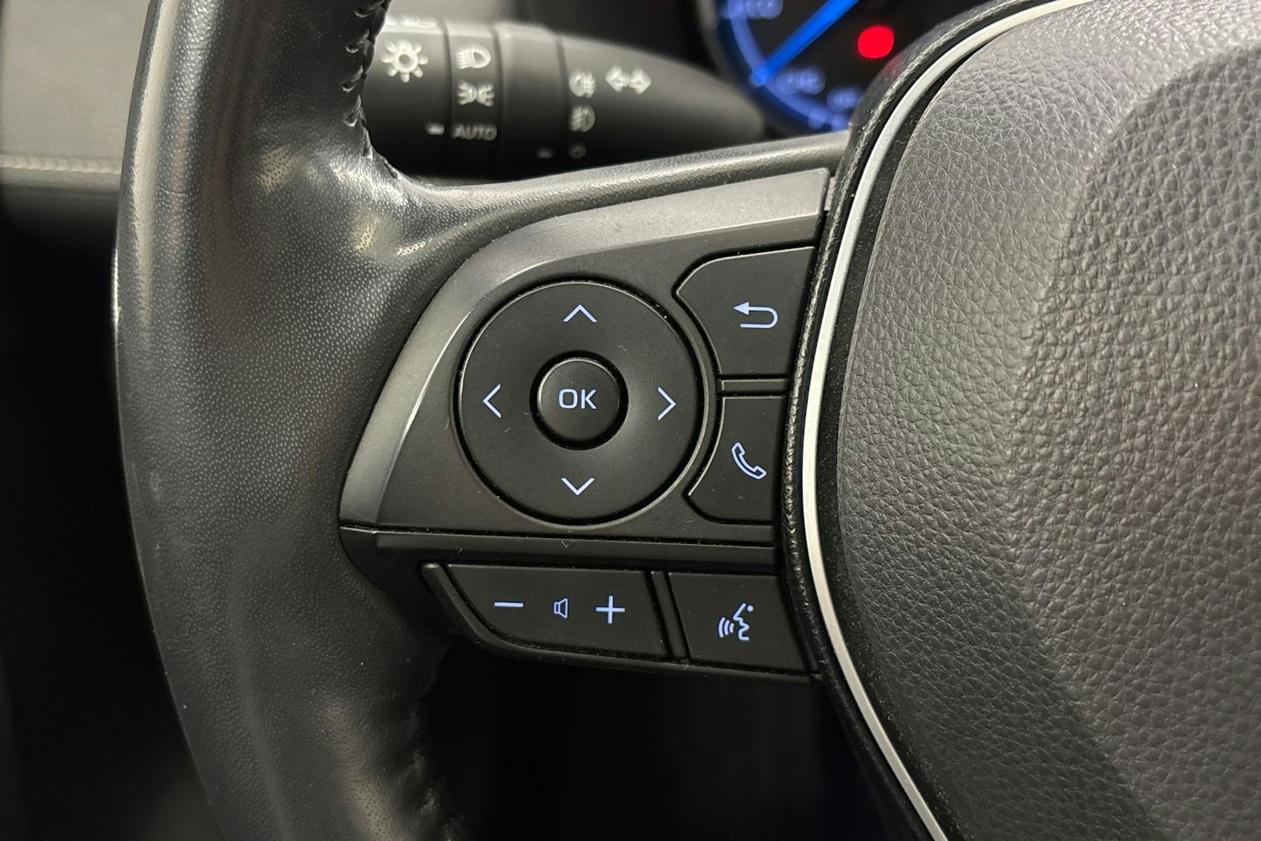 harmaa Toyota RAV4 2019 kuva 16.
