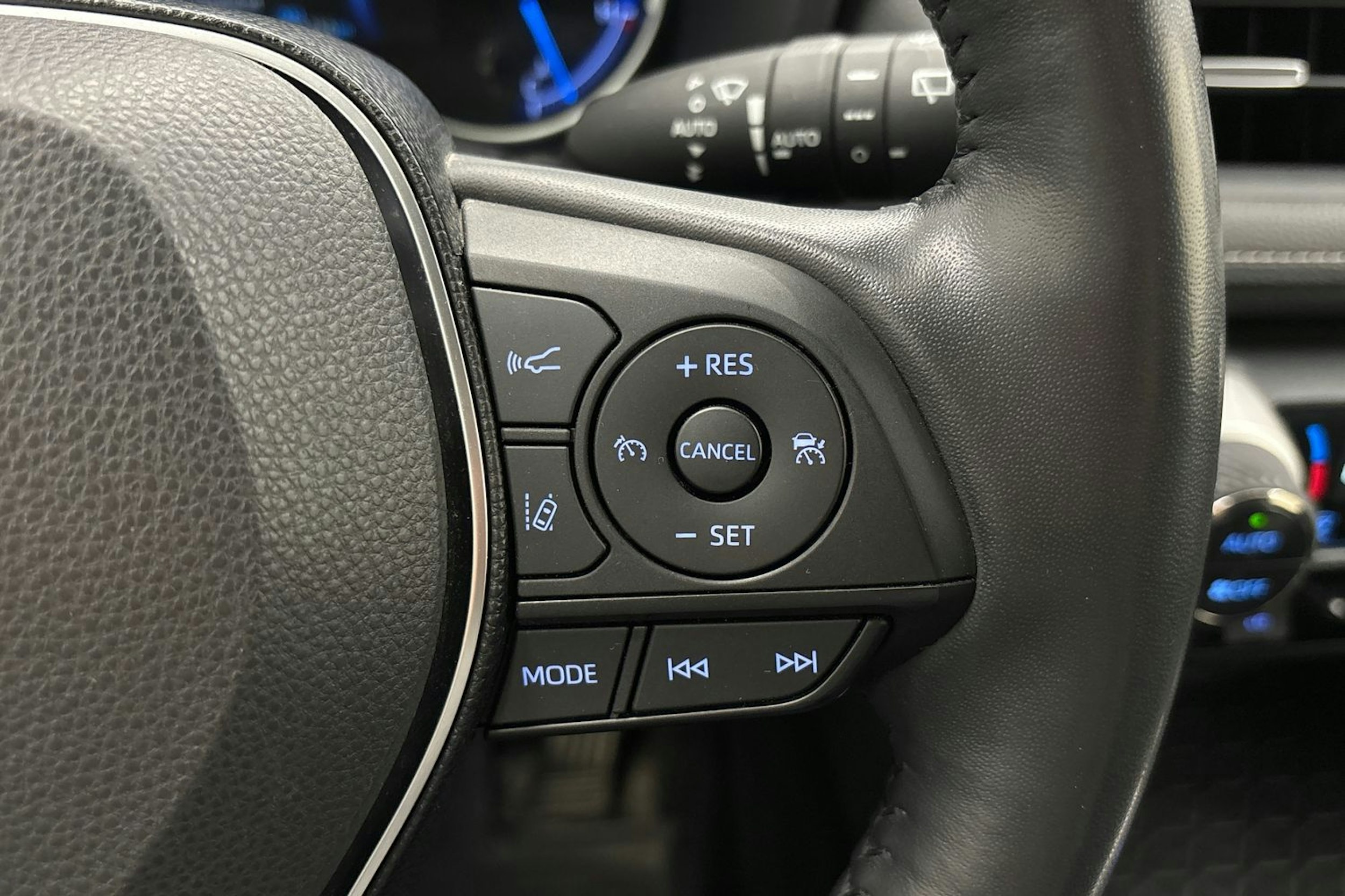 harmaa Toyota RAV4 2019 kuva 17.