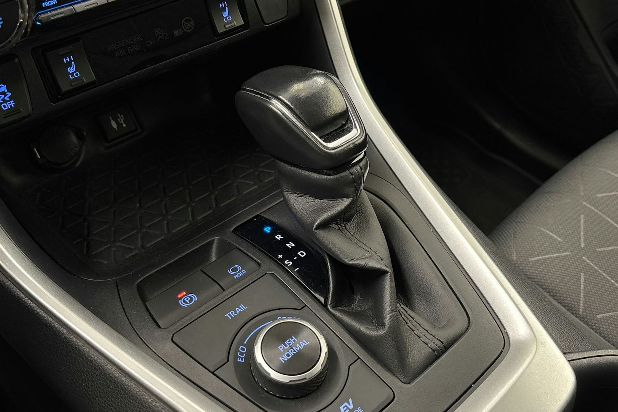 harmaa Toyota RAV4 2019 kuva 22.