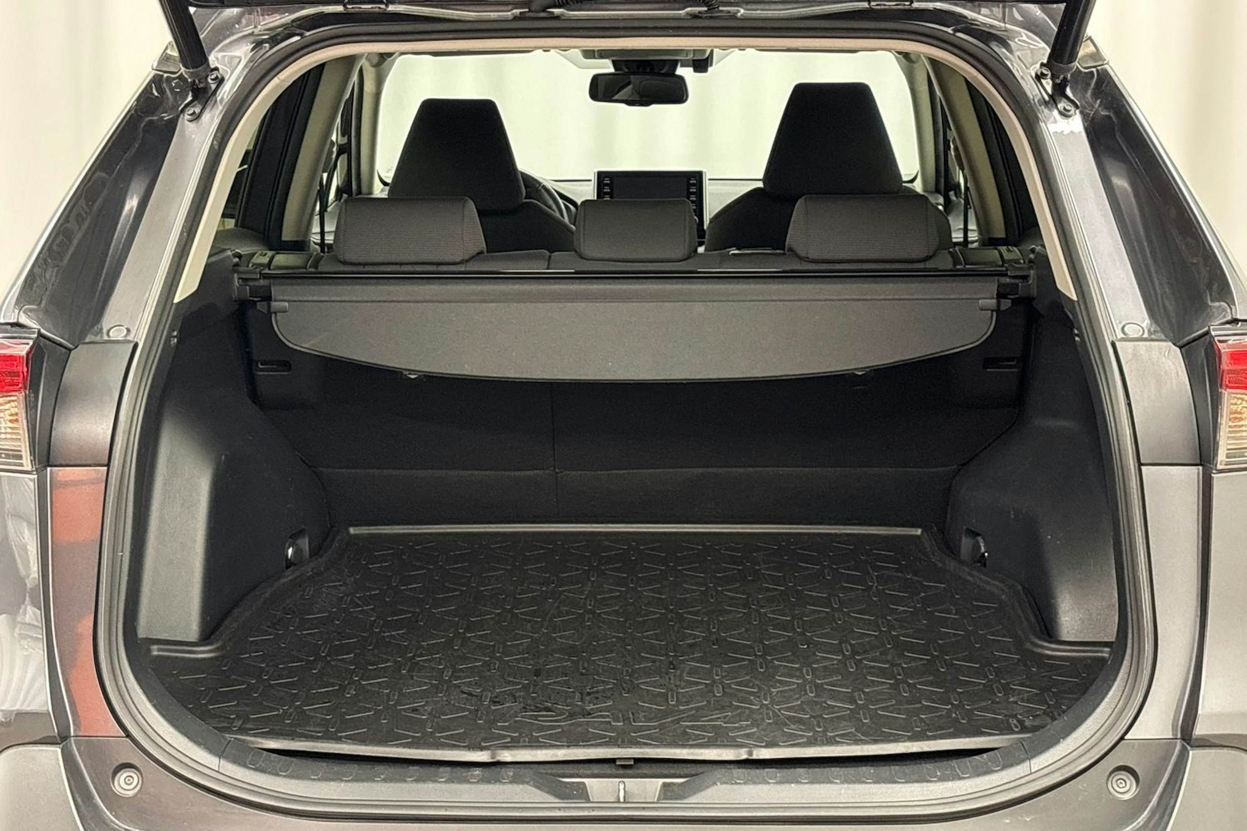 harmaa Toyota RAV4 2019 kuva 23.