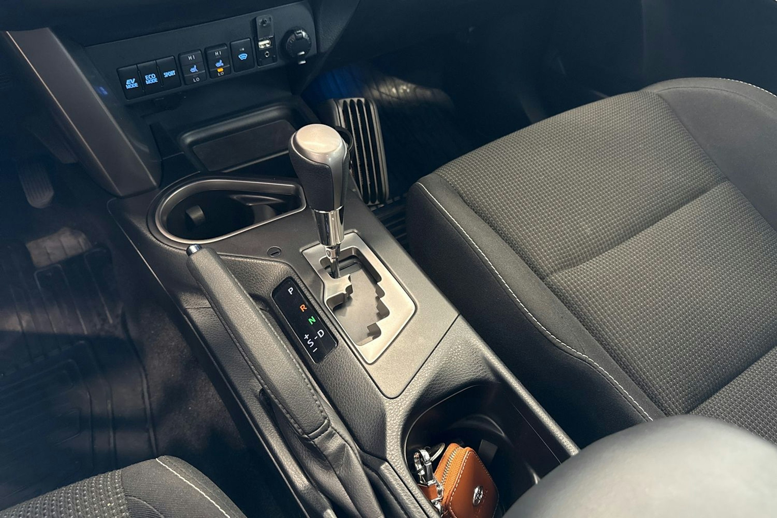 ruskea (beige) Toyota RAV4 2019 kuva 21.