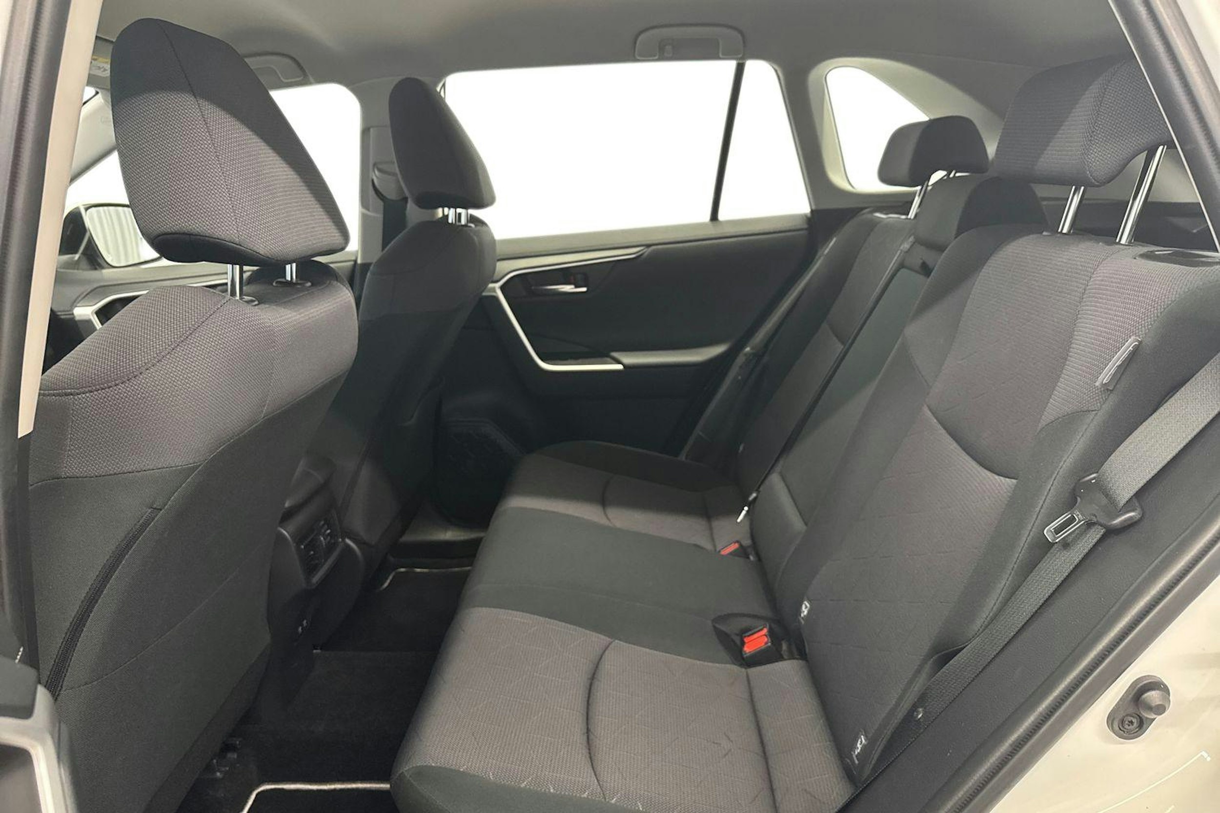 valkoinen Toyota RAV4 2019 kuva 10.