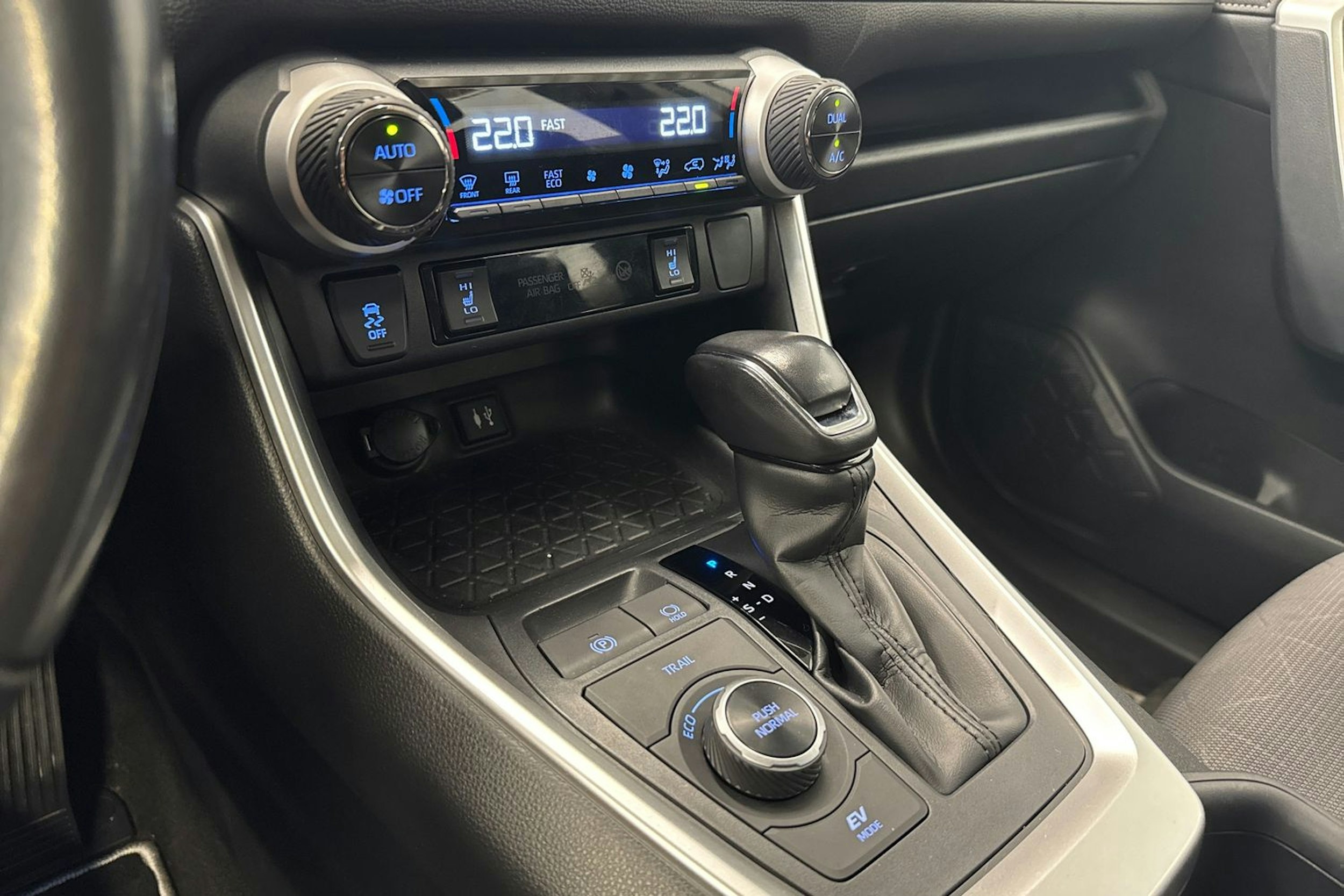 valkoinen Toyota RAV4 2019 kuva 16.