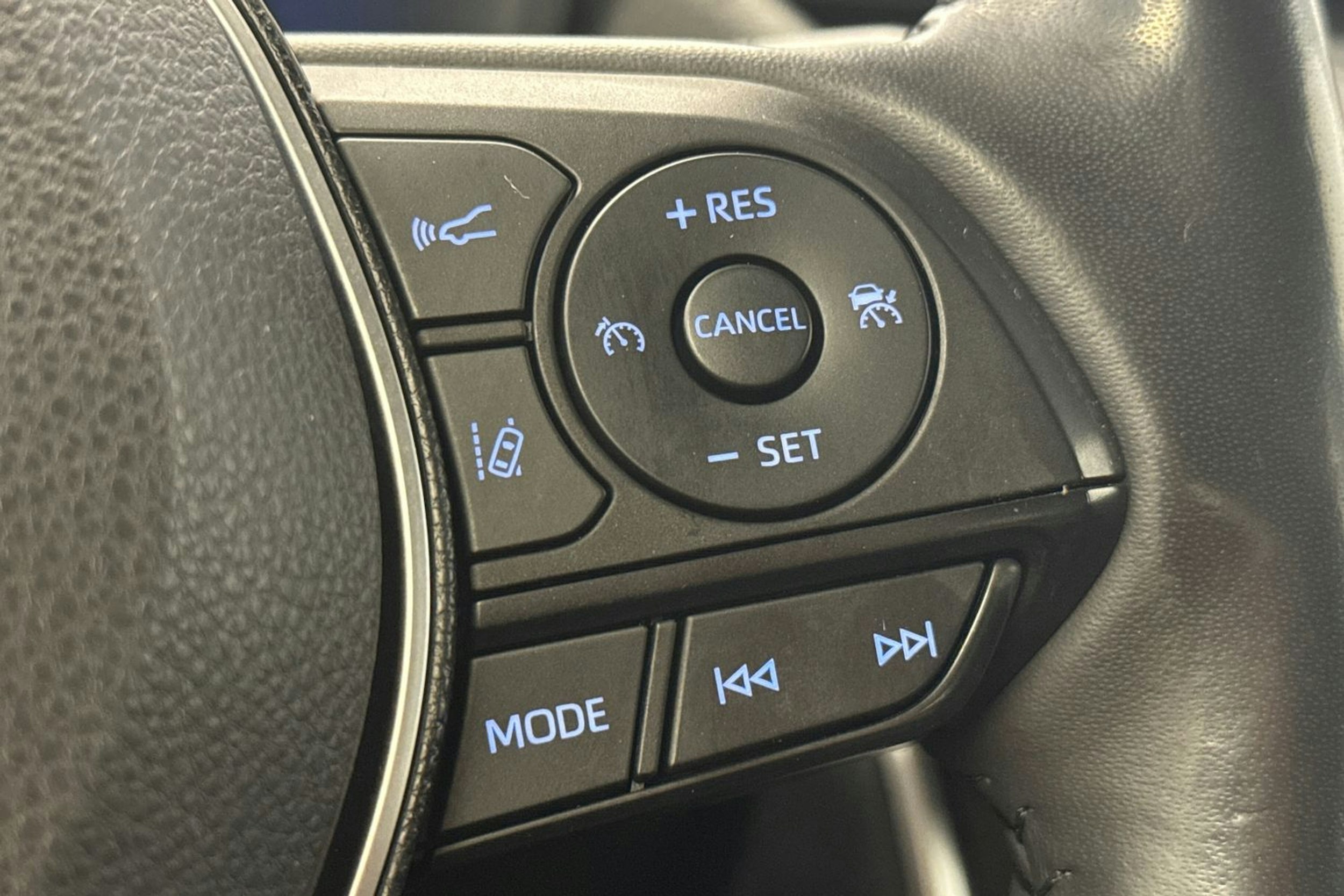valkoinen Toyota RAV4 2019 kuva 18.