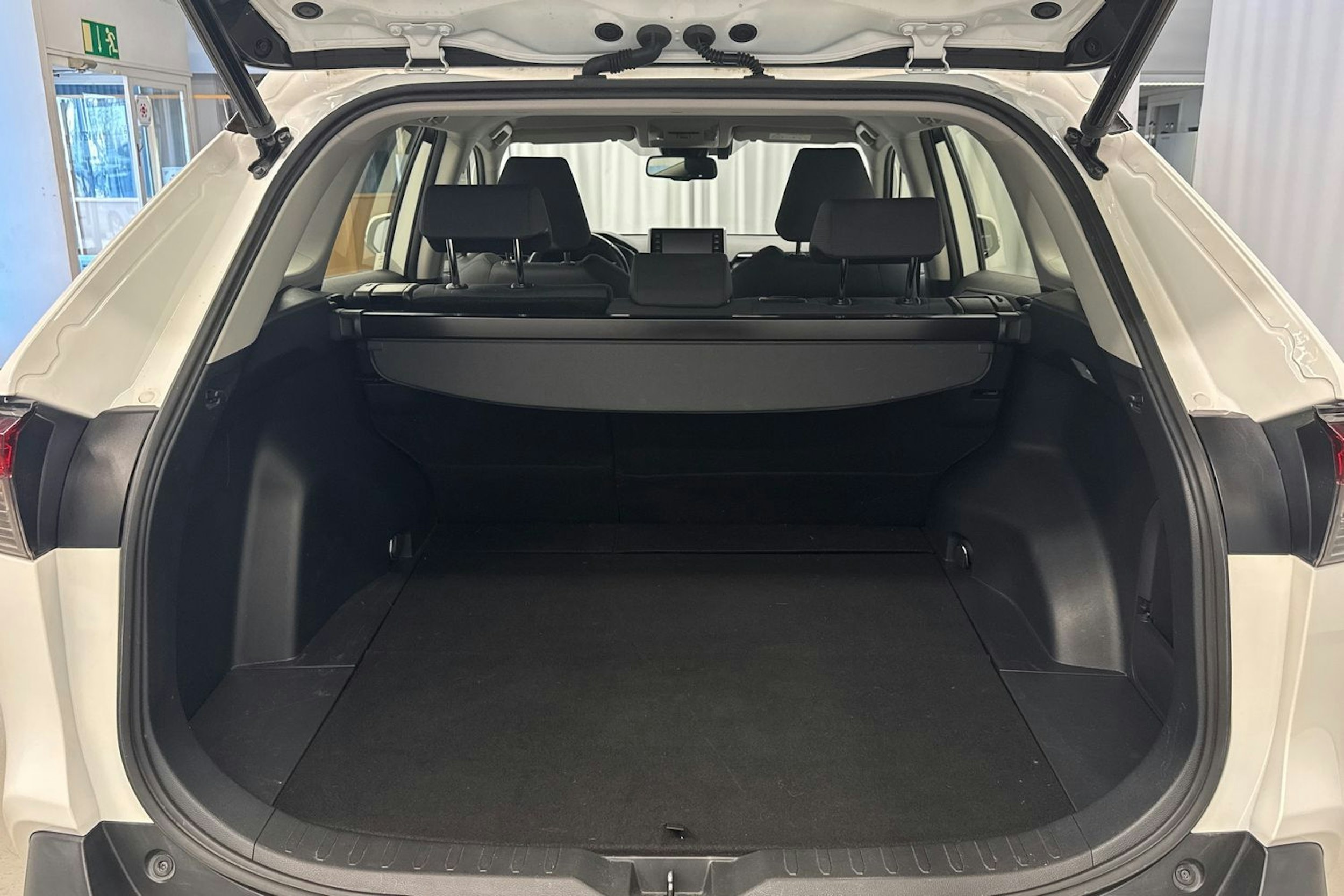 valkoinen Toyota RAV4 2019 kuva 21.