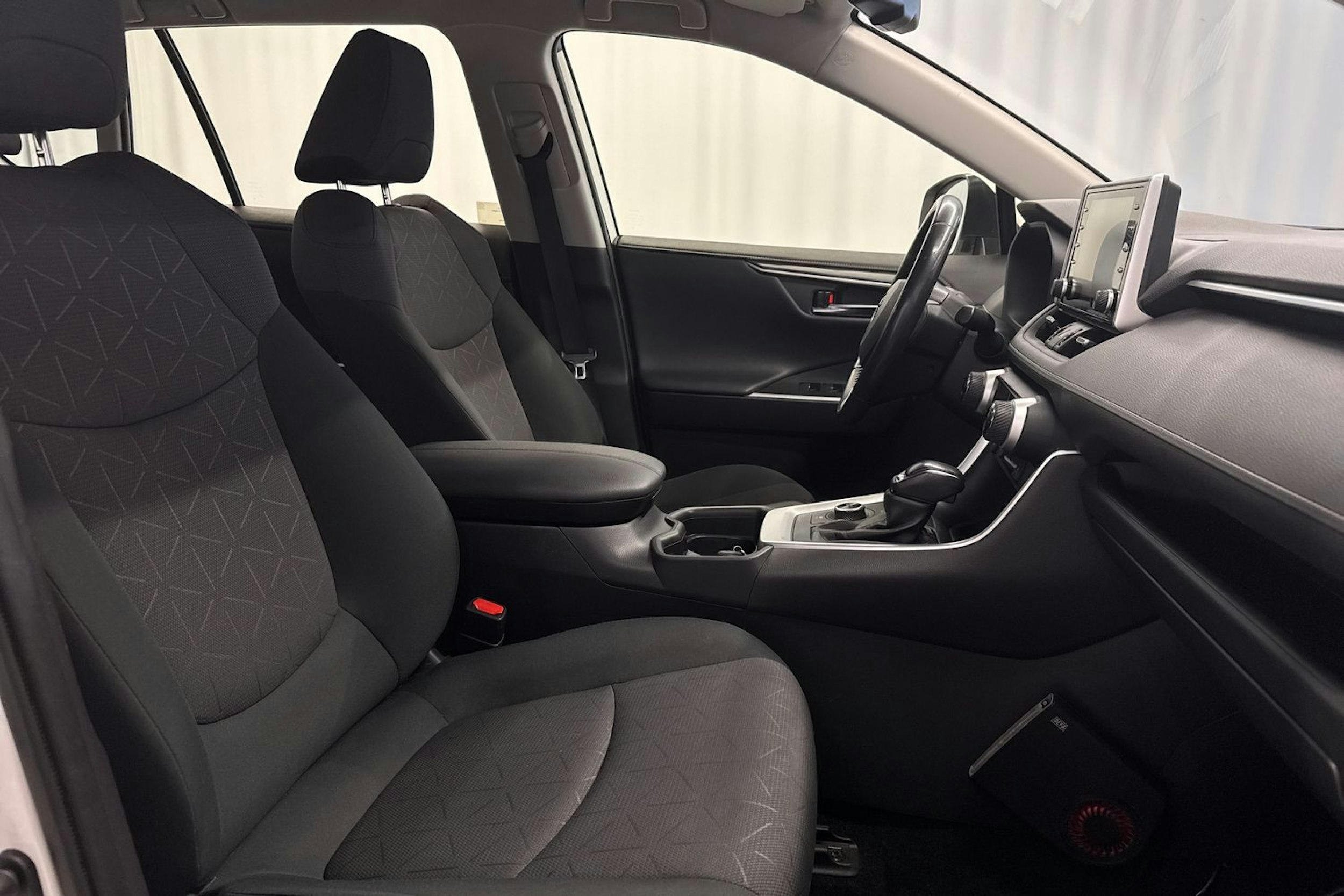 valkoinen Toyota RAV4 2019 kuva 22.