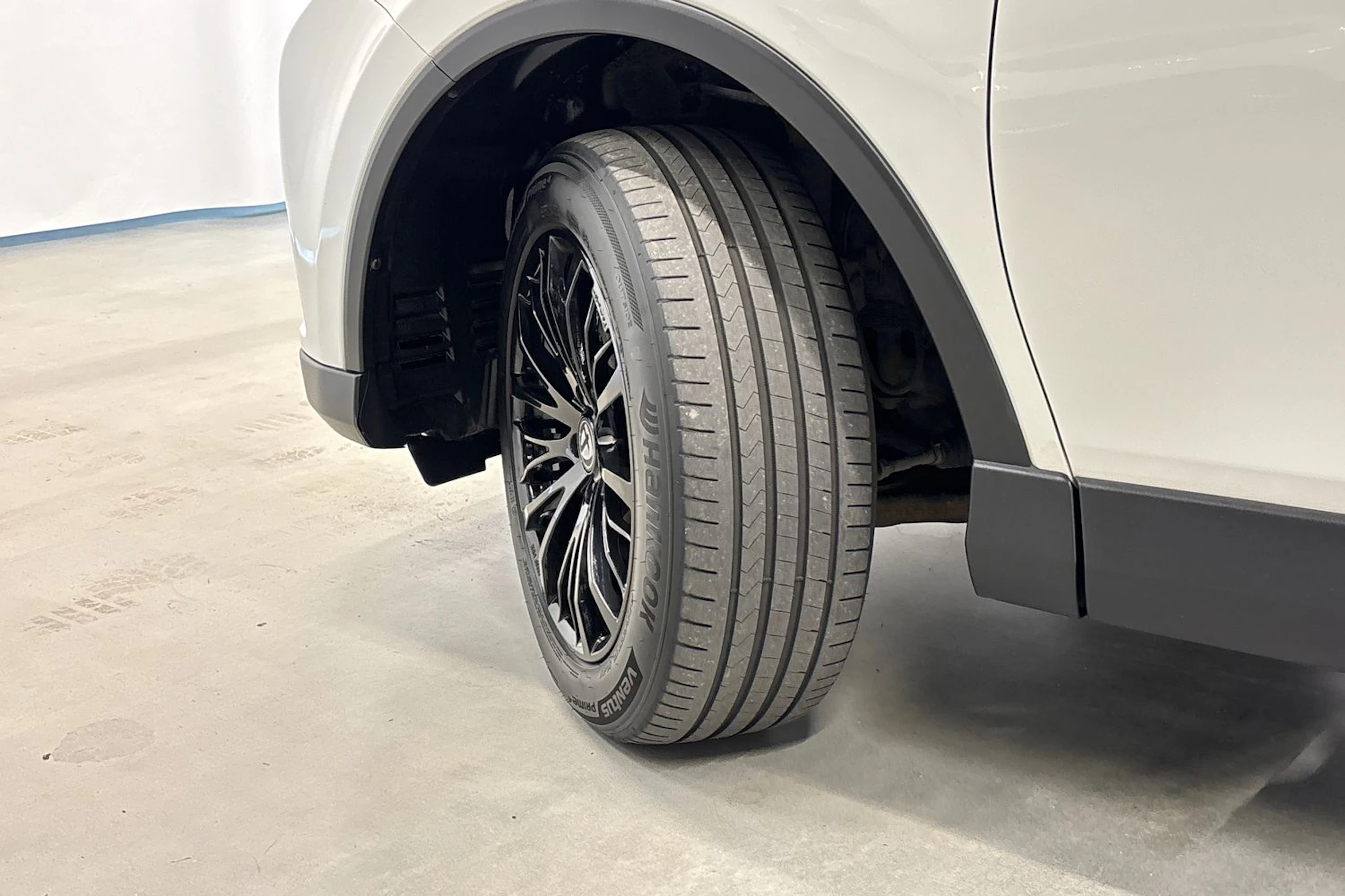 valkoinen Toyota RAV4 2019 kuva 10.