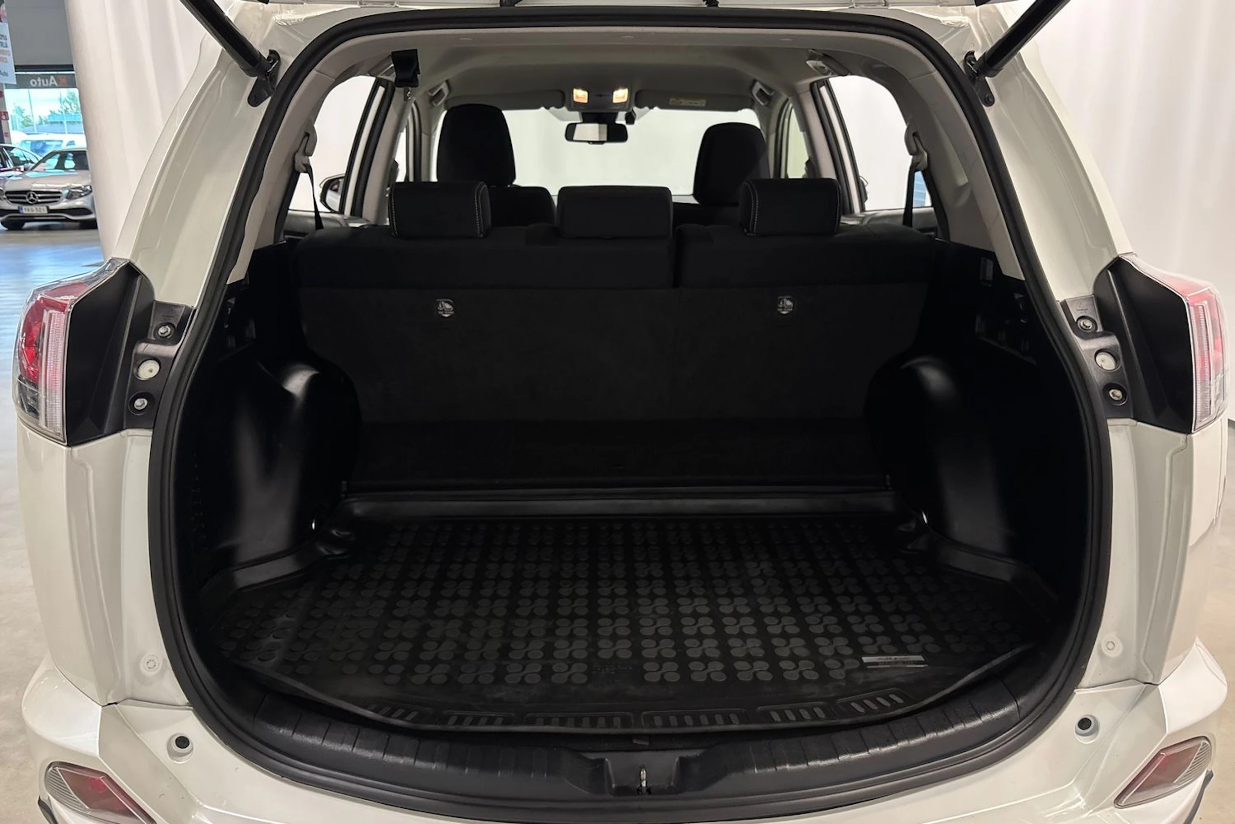 valkoinen Toyota RAV4 2019 kuva 20.