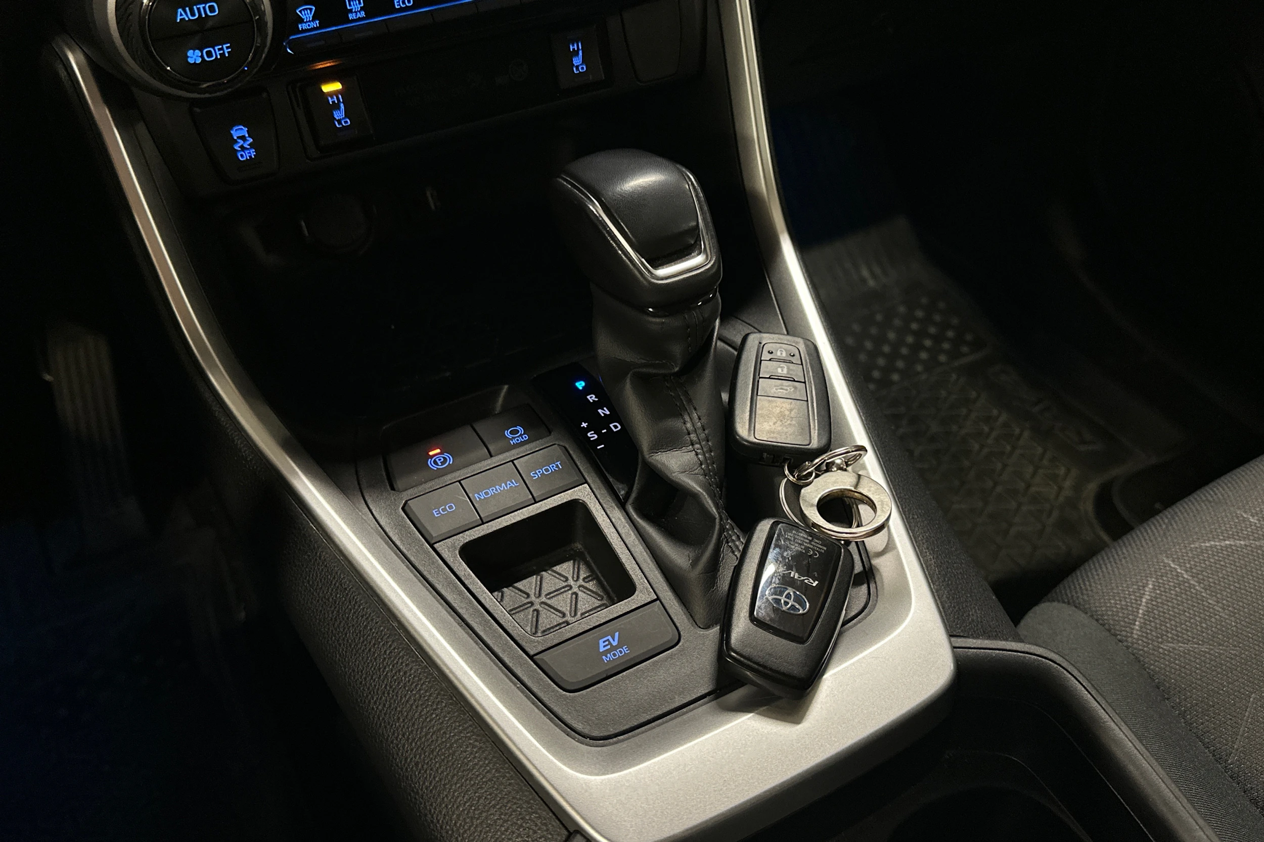 met. punainen Toyota RAV4 2019 kuva 7.