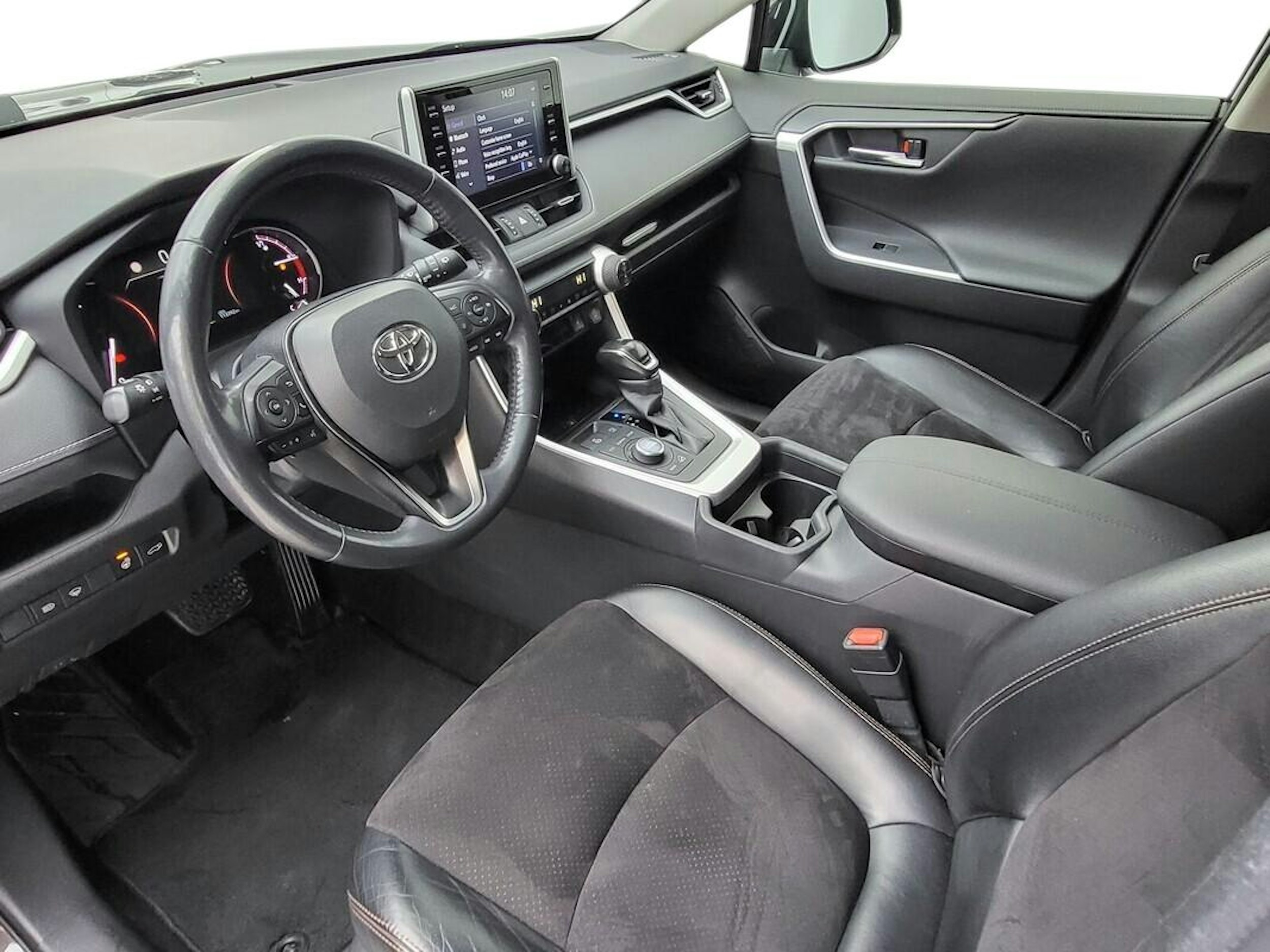 musta Toyota RAV4 2020 kuva 3.