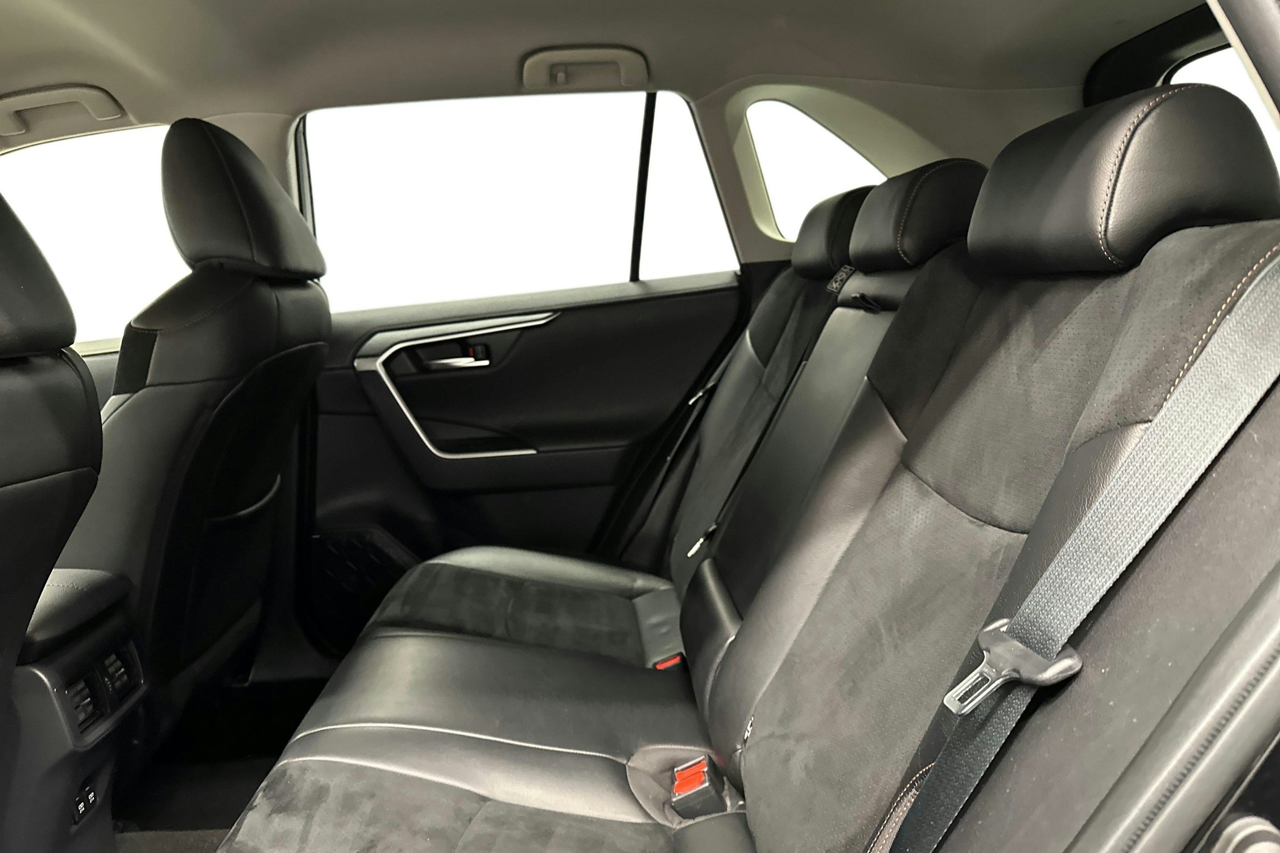 musta Toyota RAV4 2020 kuva 10.