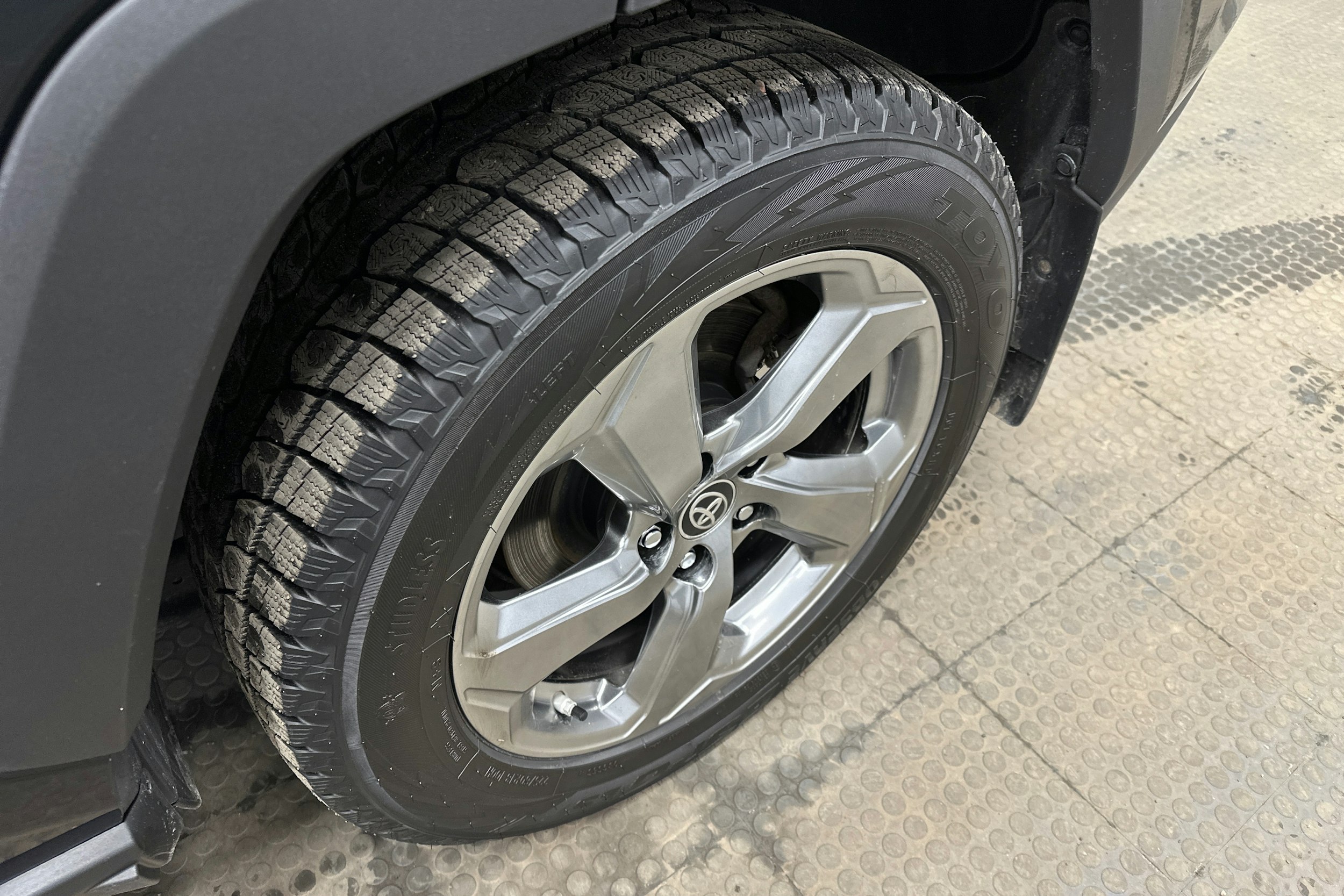 musta Toyota RAV4 2020 kuva 13.