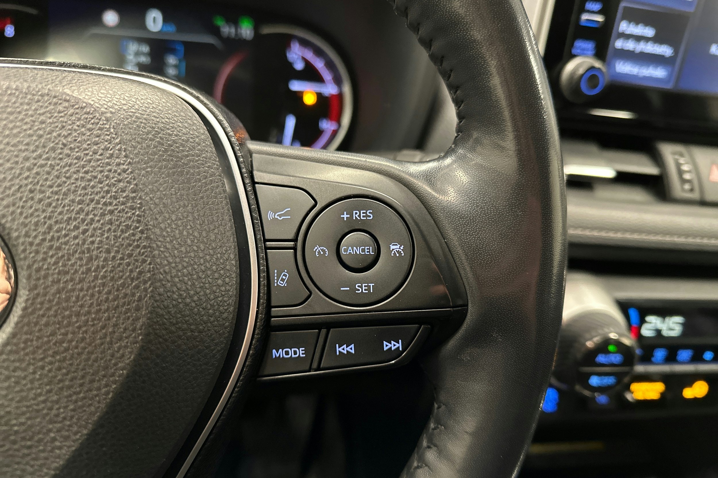 musta Toyota RAV4 2020 kuva 15.