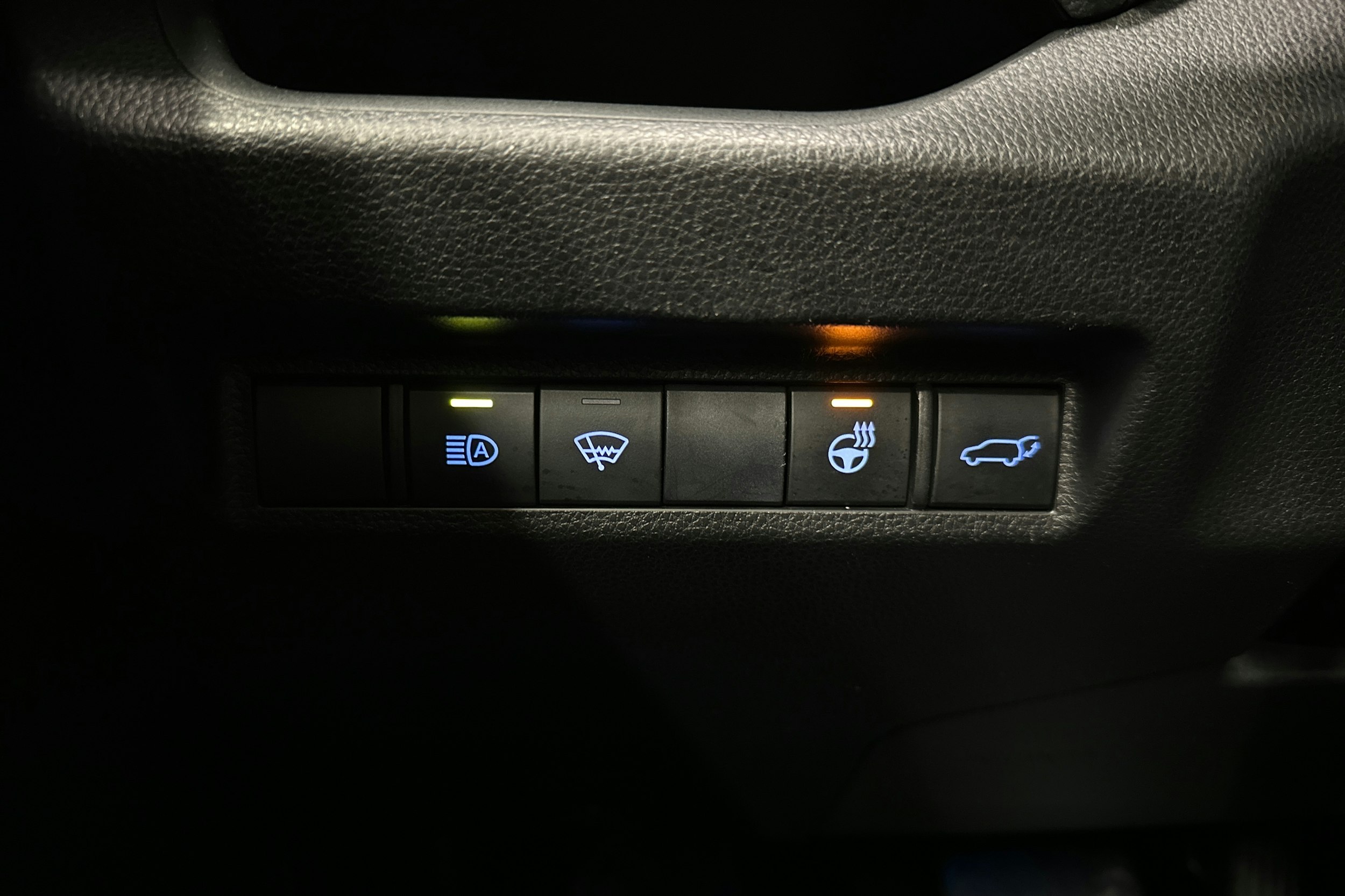 musta Toyota RAV4 2020 kuva 16.