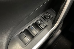 musta Toyota RAV4 2020 kuva 17.