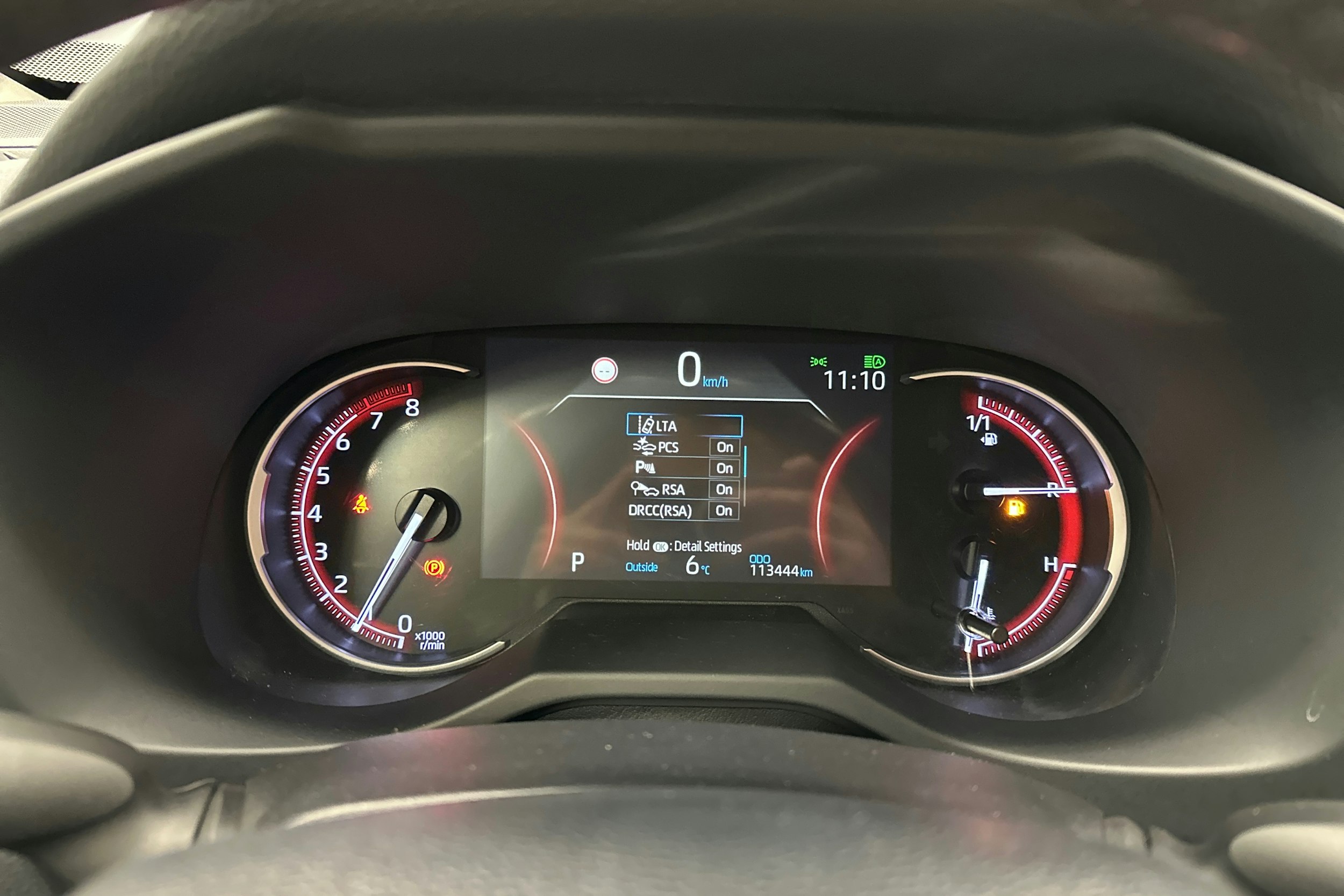 musta Toyota RAV4 2020 kuva 18.