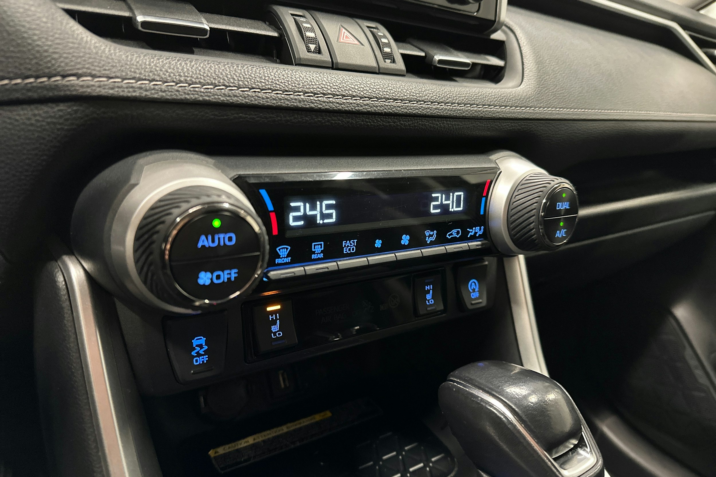 musta Toyota RAV4 2020 kuva 21.