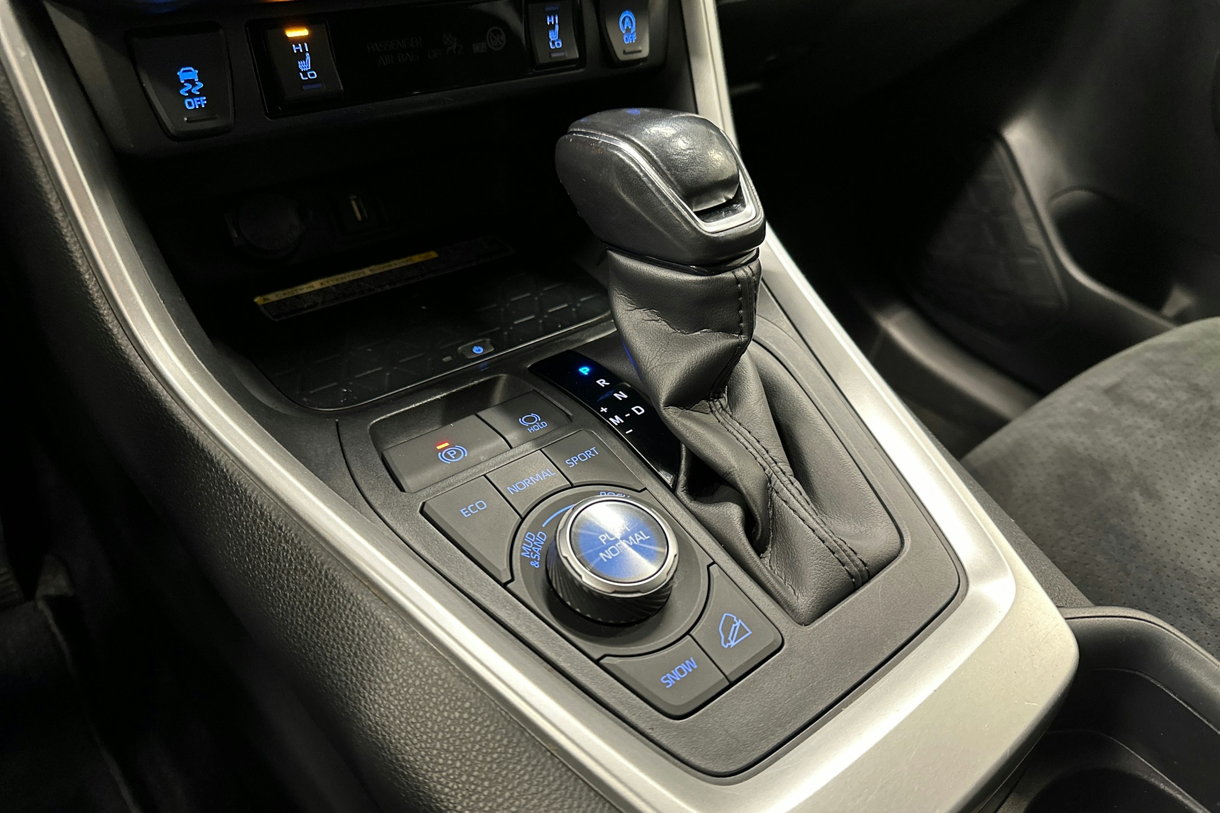 musta Toyota RAV4 2020 kuva 22.