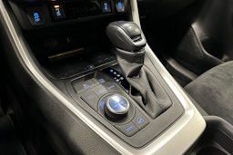 musta Toyota RAV4 2020 kuva 22.