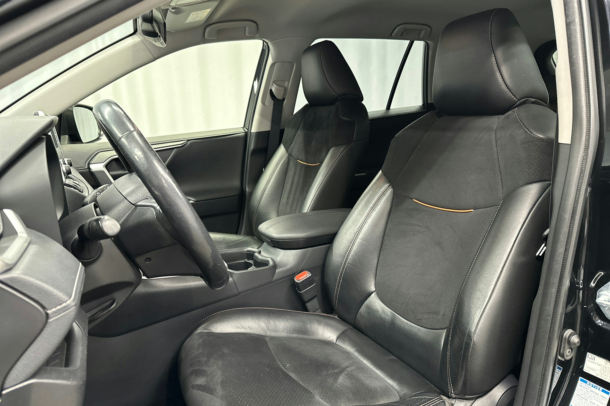 musta Toyota RAV4 2020 kuva 23.