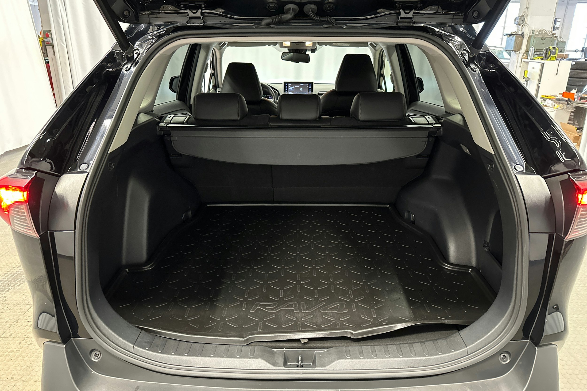musta Toyota RAV4 2020 kuva 24.