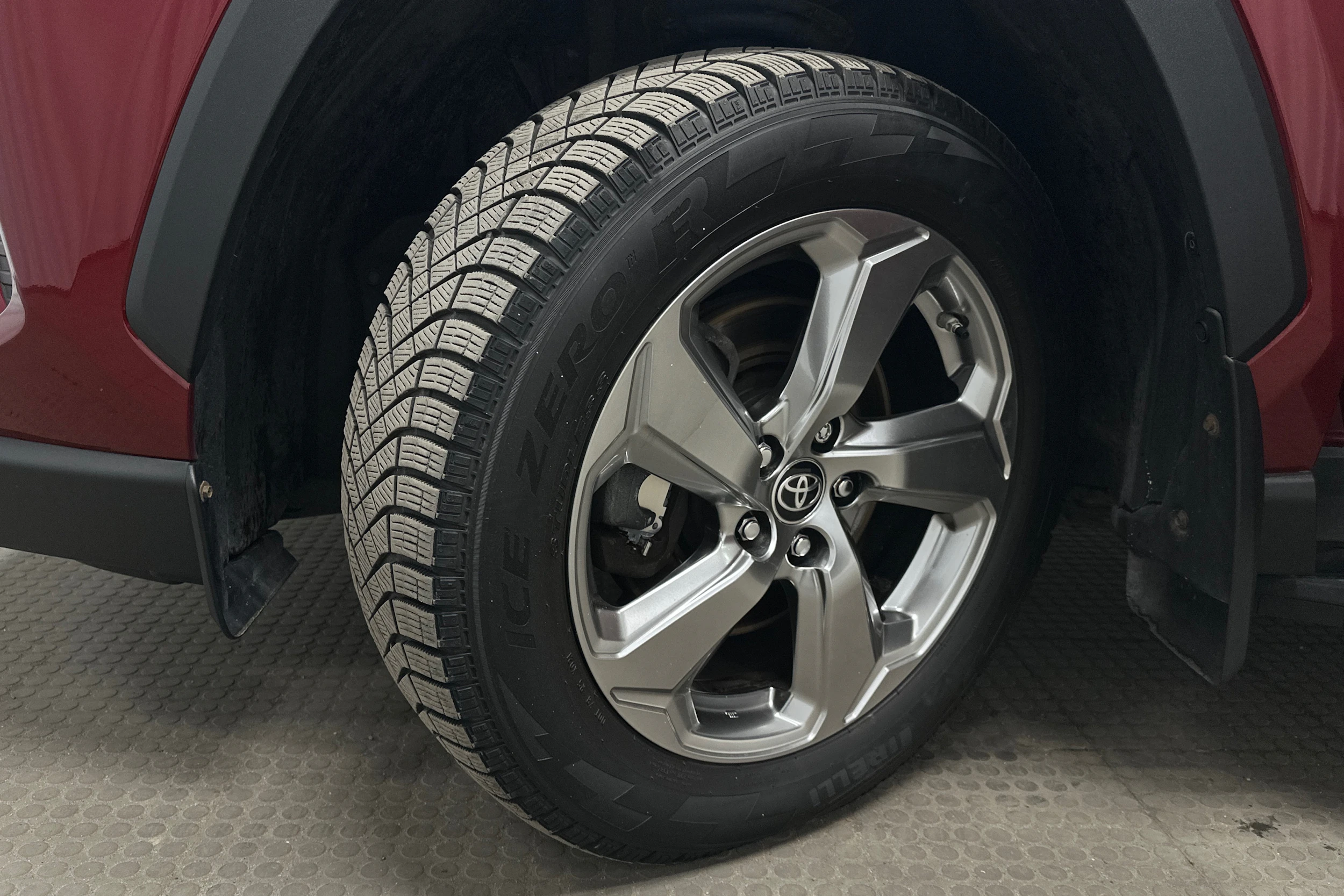 punainen Toyota RAV4 2020 kuva 10.
