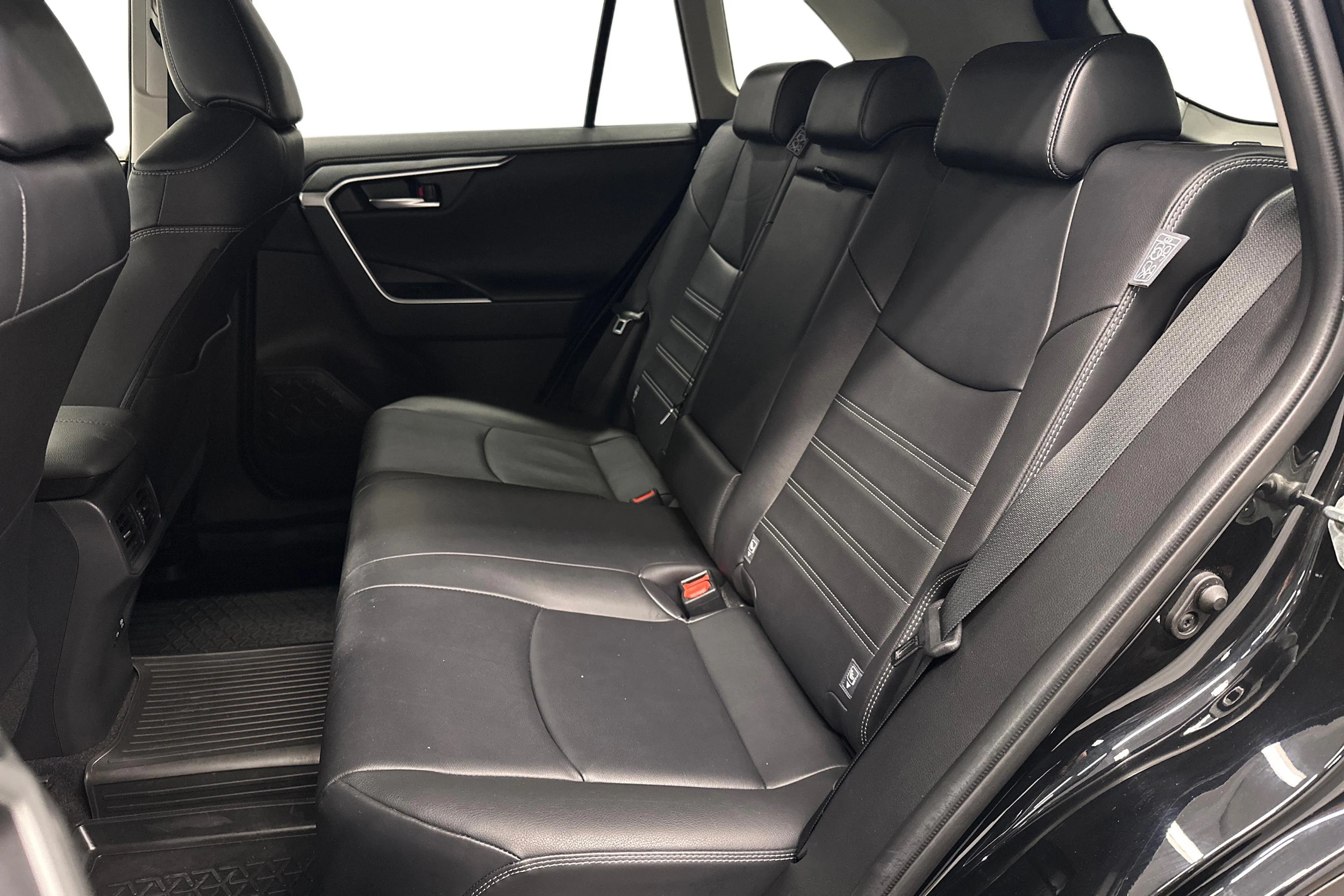 musta Toyota RAV4 2020 kuva 8.