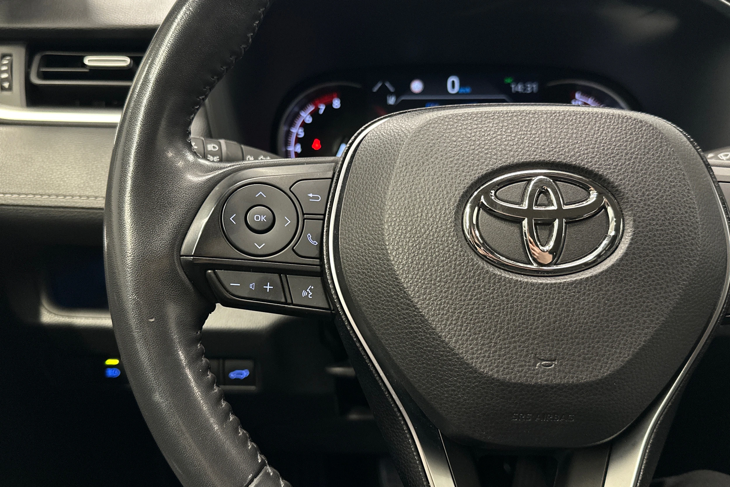 musta Toyota RAV4 2020 kuva 11.